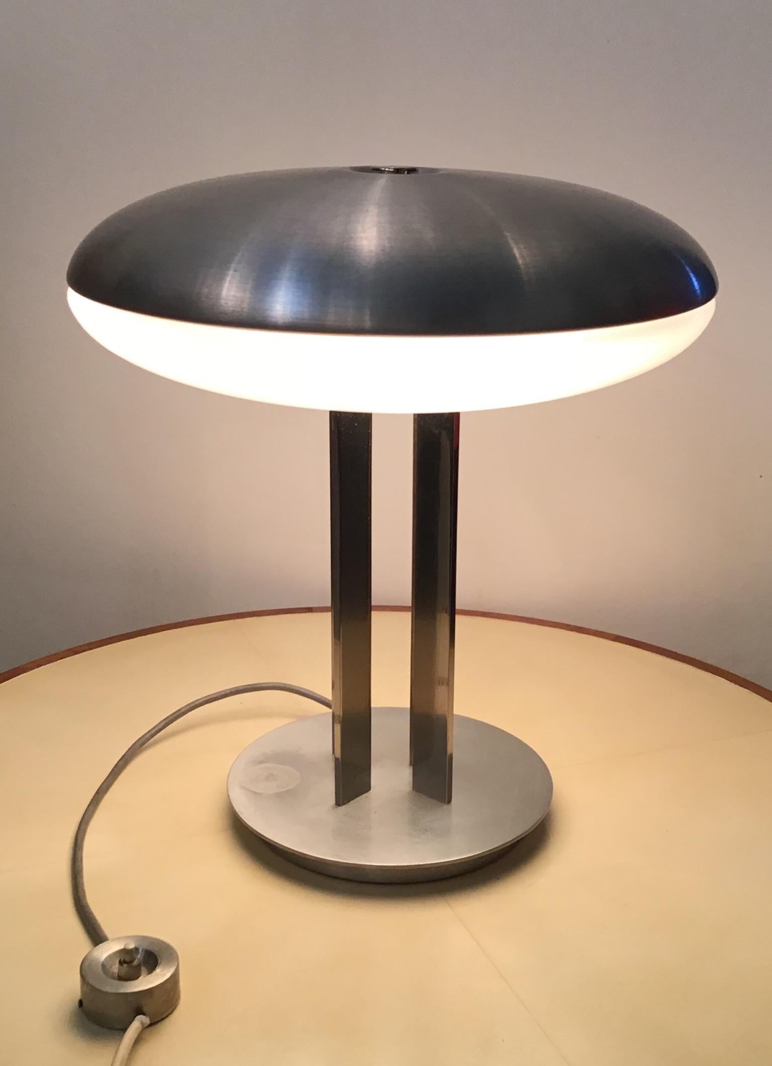 Mid-Century moderno Lampada da tavolo Oscar Torlasco in metallo cromato e vetro, 1950 in vendita