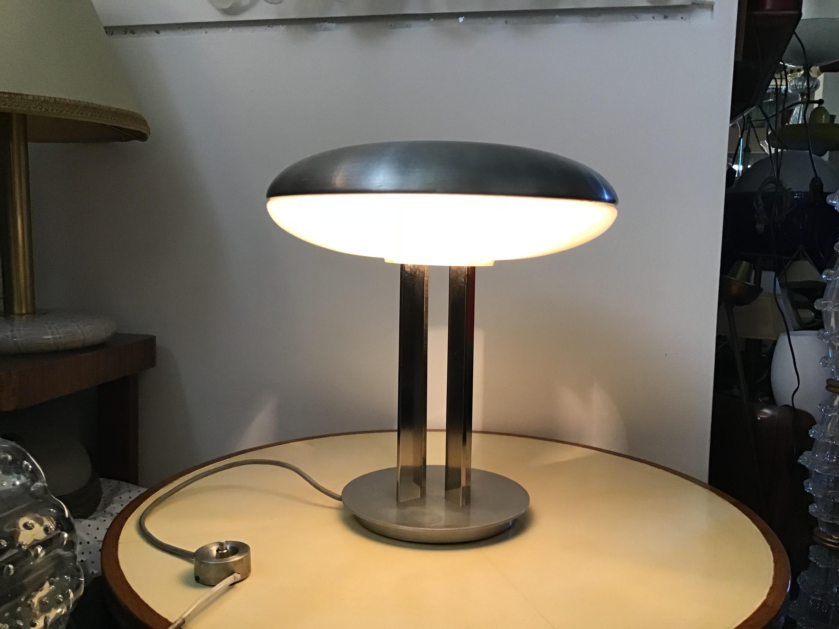 italien Lampe de bureau Oscar Torlasco en métal chromé et verre, 1950 en vente