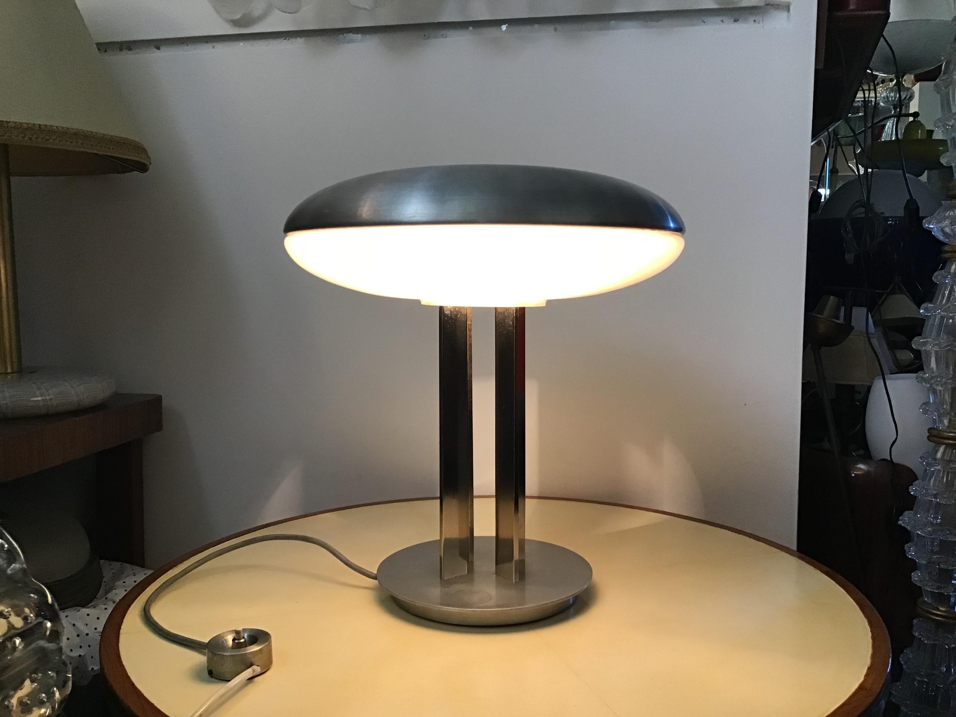 Lampe de bureau Oscar Torlasco en métal chromé et verre, 1950 Bon état - En vente à Milano, IT