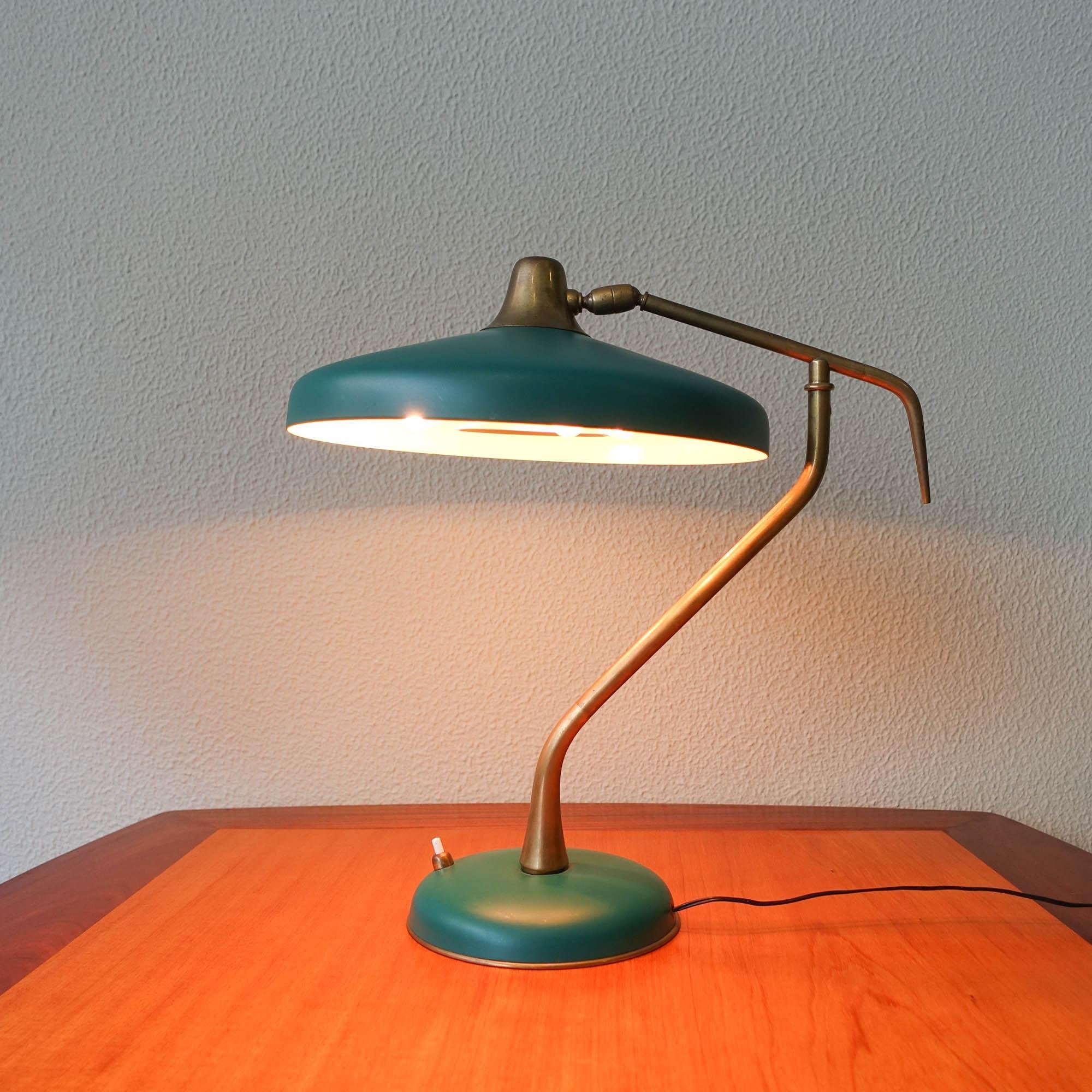 This table lamp was designed by Oscar Torlasco, for Lumi, in Italy, during the 1950's. It's the model 331, with rare brass and lacquered green aluminum. With triple light bulbs. It is in original and very good condition.