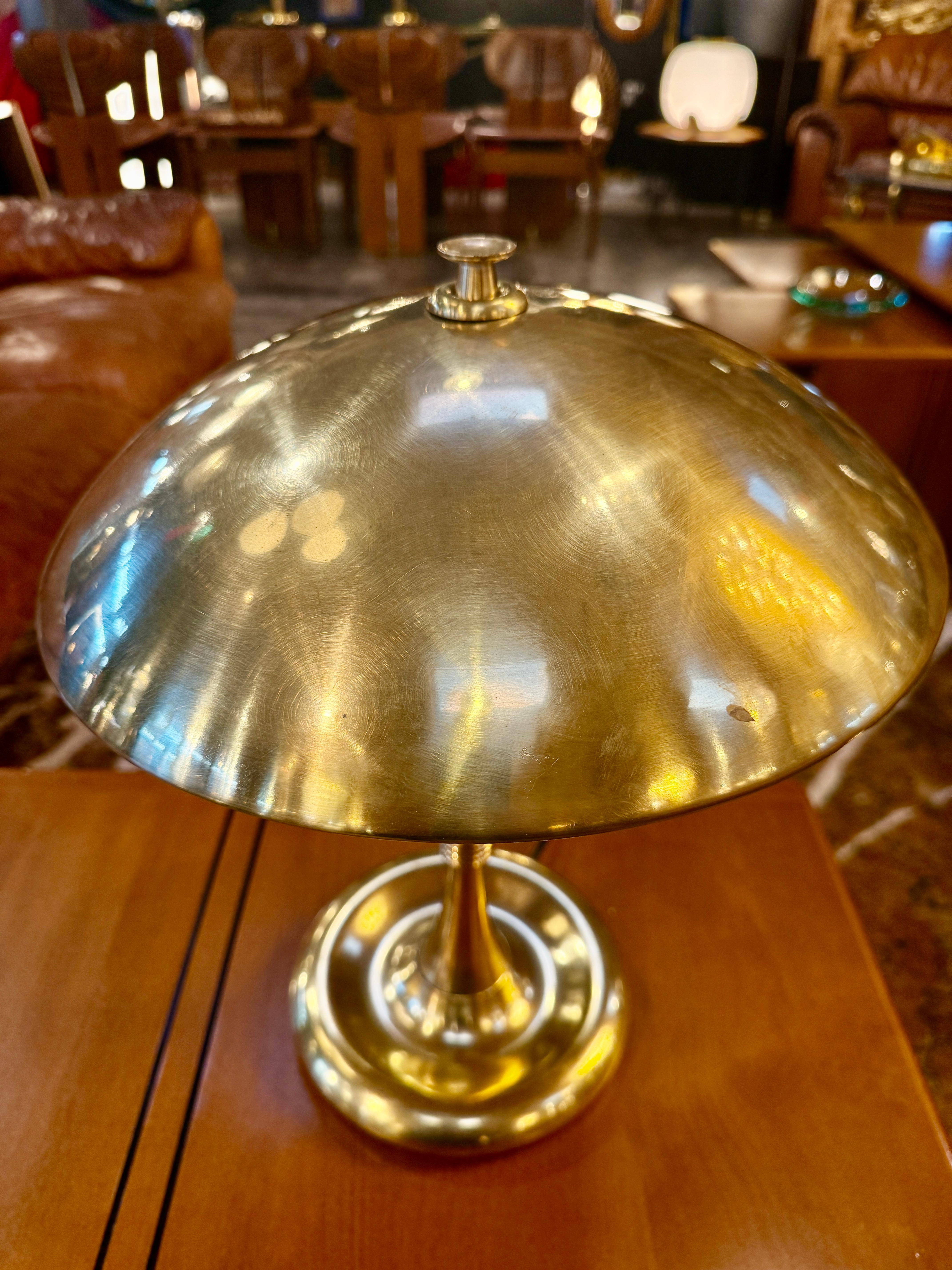 Lámpara de sobremesa Oscar Torlasco de latón macizo, Italia años 50 en Bueno estado para la venta en Los Angeles, CA