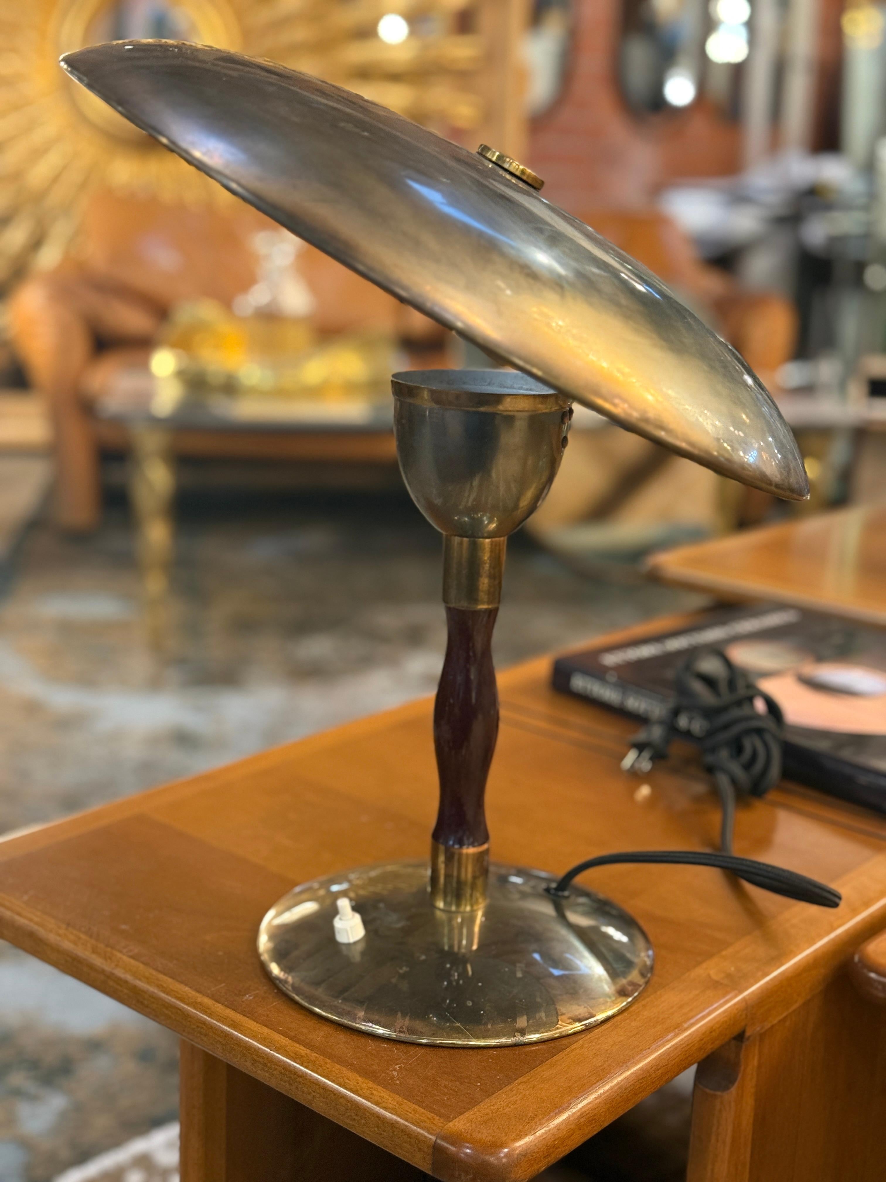 Lampe de table Oscar Torlasco, Italie 1960

Il s'agit d'une lampe de table vintage conçue par Oscar Eleg, qui présente son mélange caractéristique de style moderniste et d'élégance fonctionnelle. La lampe présente une structure en laiton poli avec