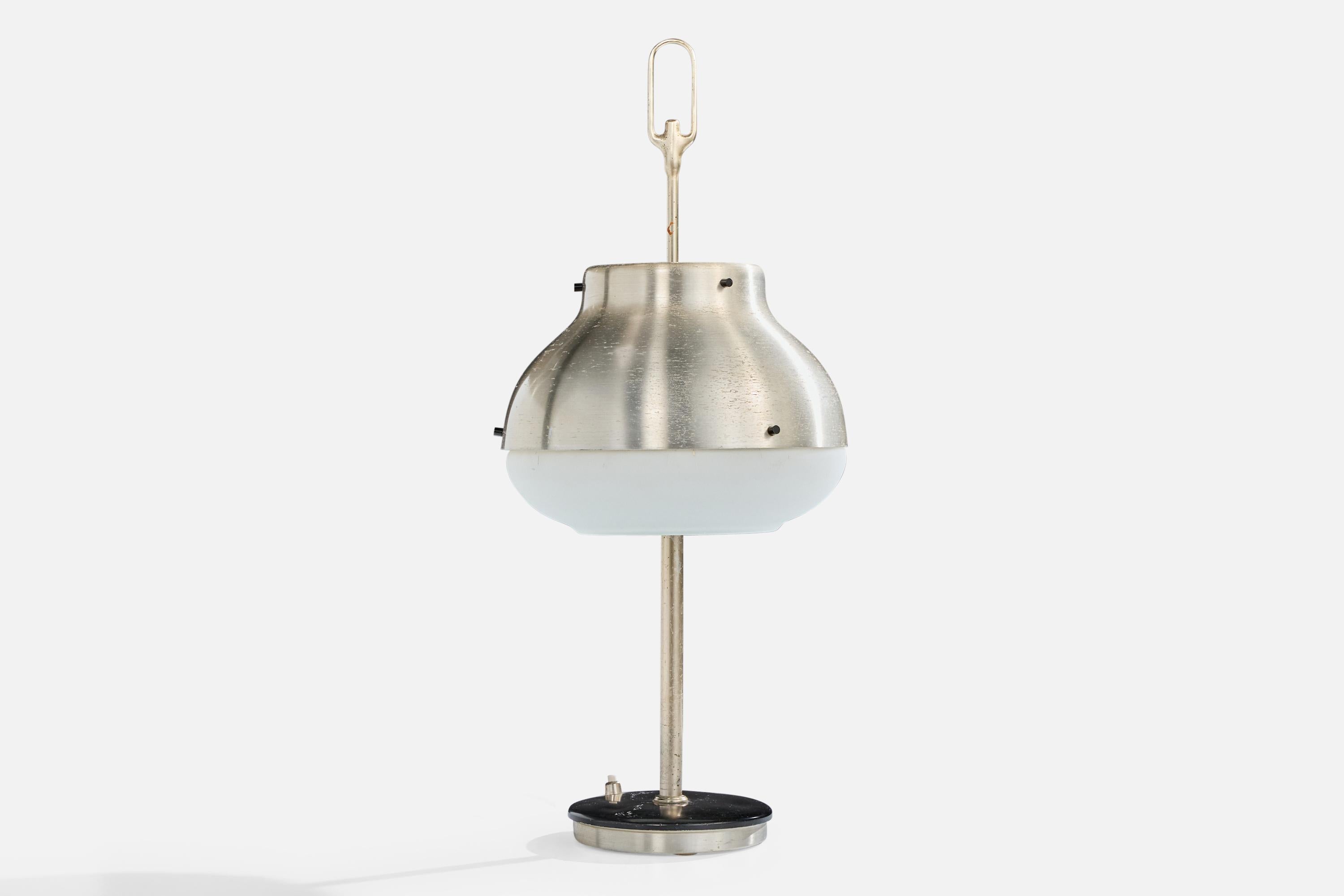 Lámpara de sobremesa de metal, aluminio y cristal opalino blanco, diseñada por Oscar Torlasco y producida por Lumi Milano, Italia, c. 1960.

Varias zonas de desgaste y oxidación presentes en toda la lámpara.

Dimensiones de la lámpara (pulgadas):