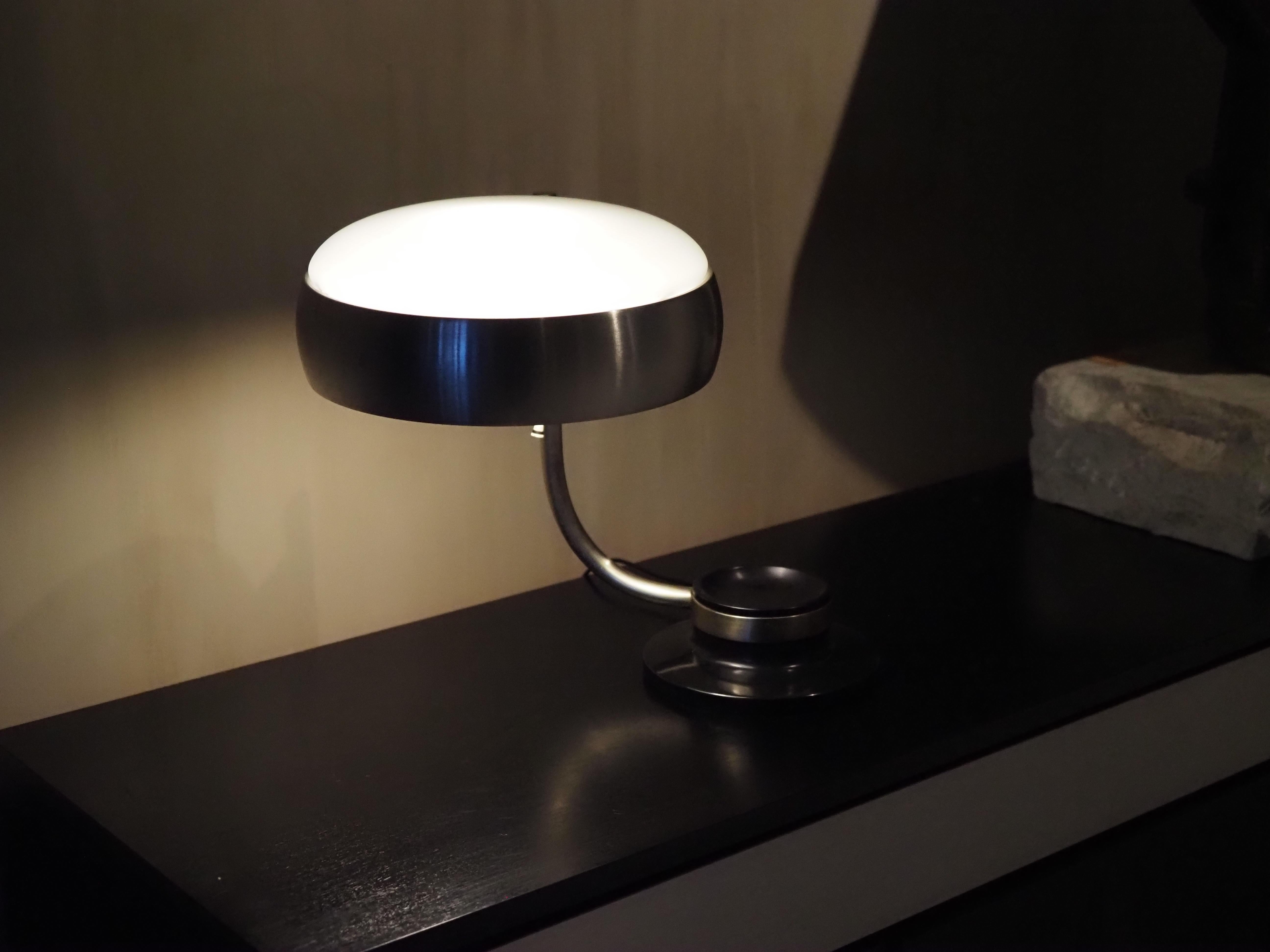 Metallo Oscar Torlasco Lampada da tavolo modello 