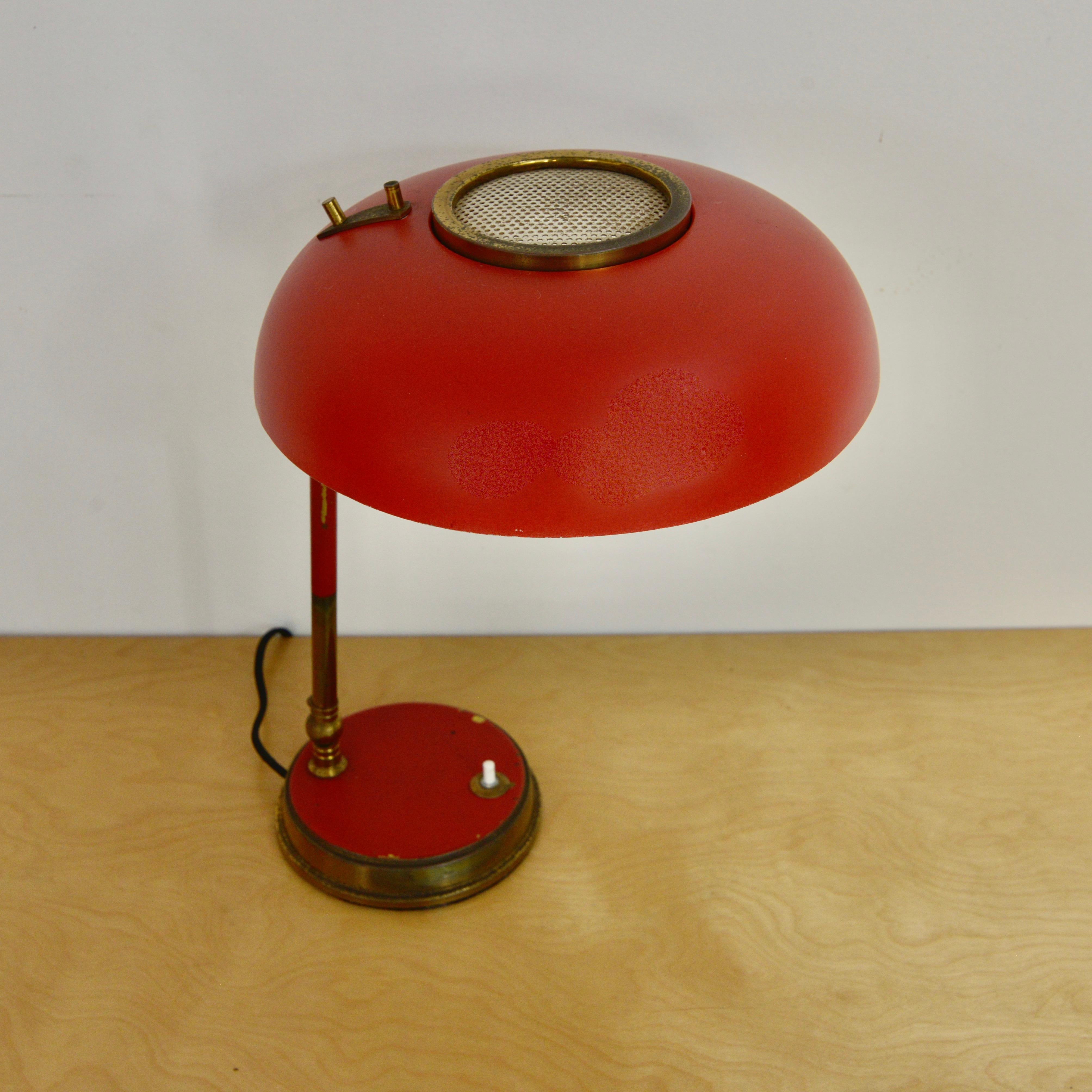Fantastische italienische Tischlampe in Rot und Messing von Oscar Torlasco aus den 1950er Jahren. Natürlich gealtertes Messing. Schirm und Stiel lassen sich für die Ausrichtung des Lichts verstellen. Vollständig neu verdrahtet für die USA mit einer