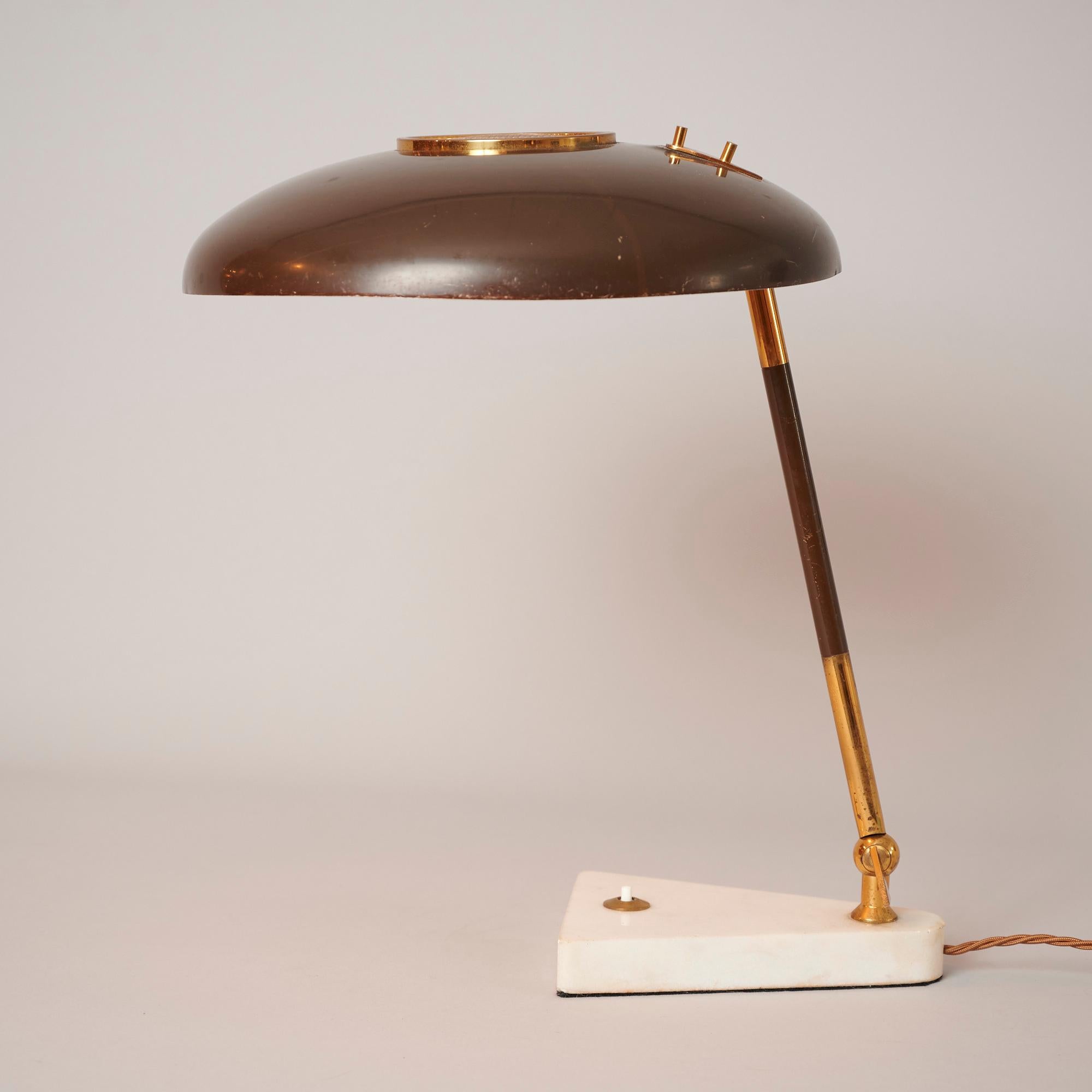 Lampe de bureau originale d'Oscar Torlasco des années 1950 avec abat-jour en peinture brune d'origine. 

Base en marbre et éléments en laiton. 

En bon état général.