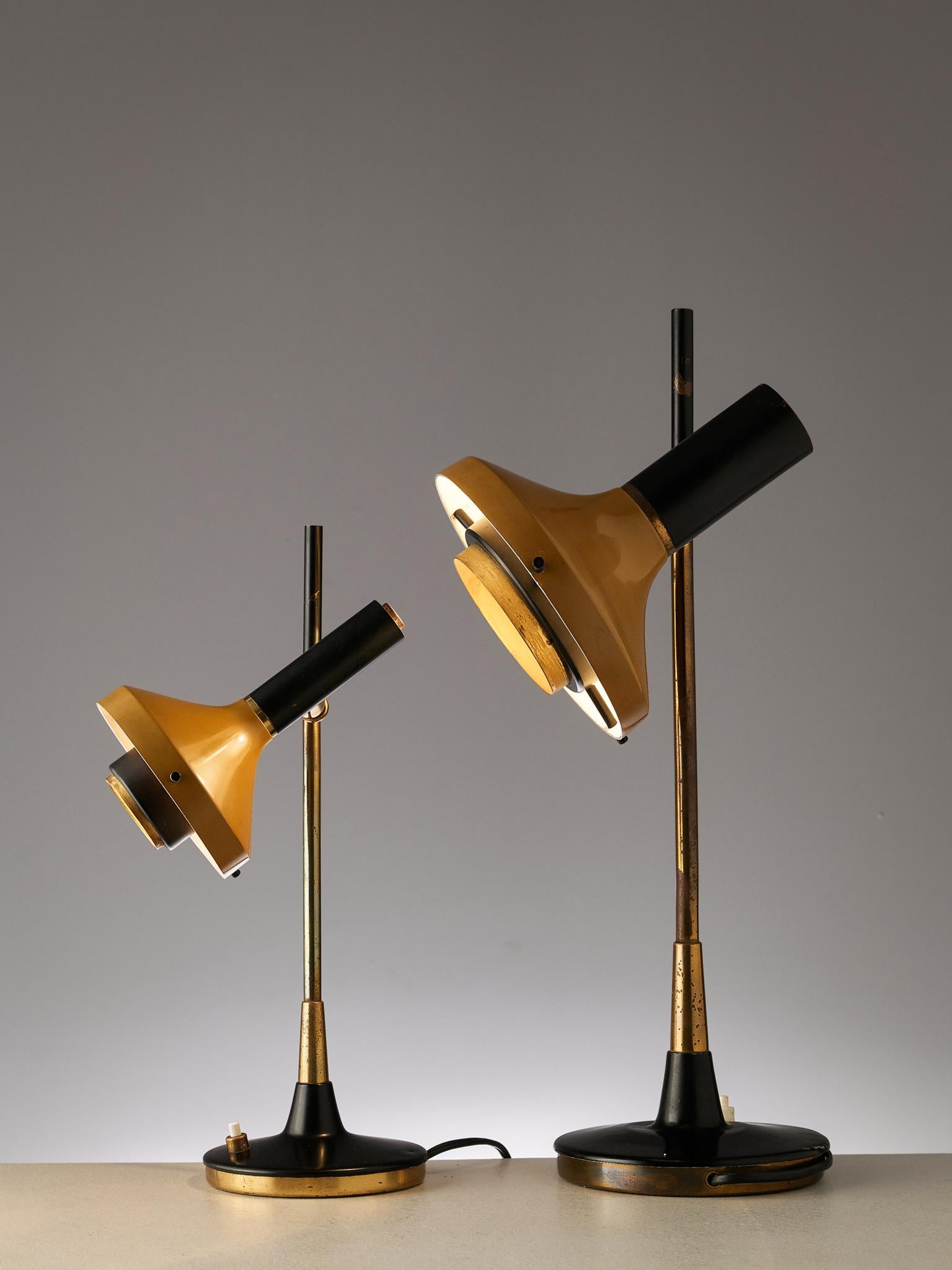 Oscar Torlasco, two table lamps, in metal and brass, Italy, 1950s.

Refined small desk lights by Italian designer Oscar Torlasco. The lights consist of a round base in black coated metal with brass bottom. The stern is also executed in brass with a