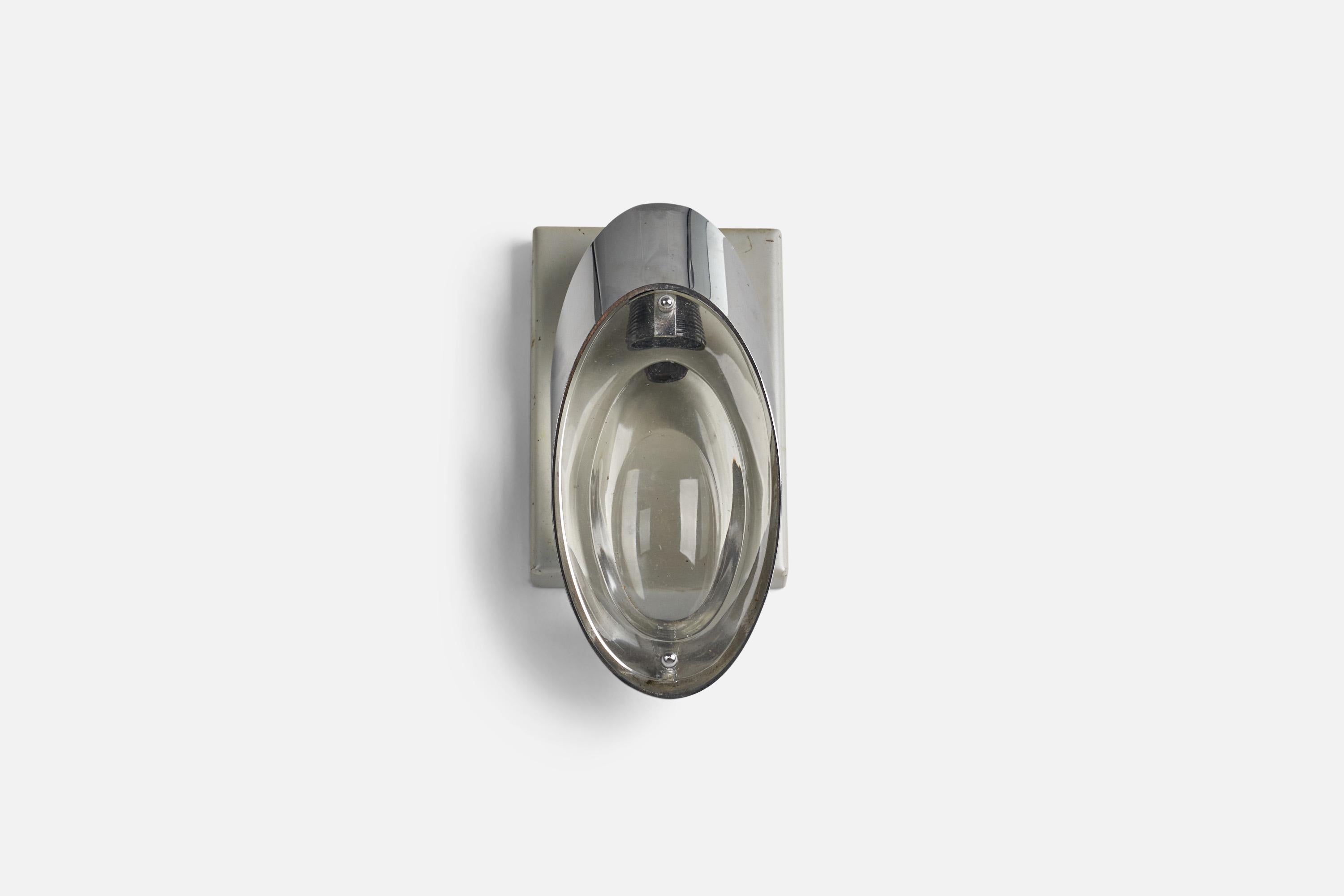 A metal and glass wall light, designed by Oscar Torlasco for Stilkronen, Italy, 1960s.

Socket take E-12 bulbs.

Dimensions of back plate (inches): 6 x 4.06 x 0.68 (height x width x depth)

There is no maximum wattage stated on the fixture.
