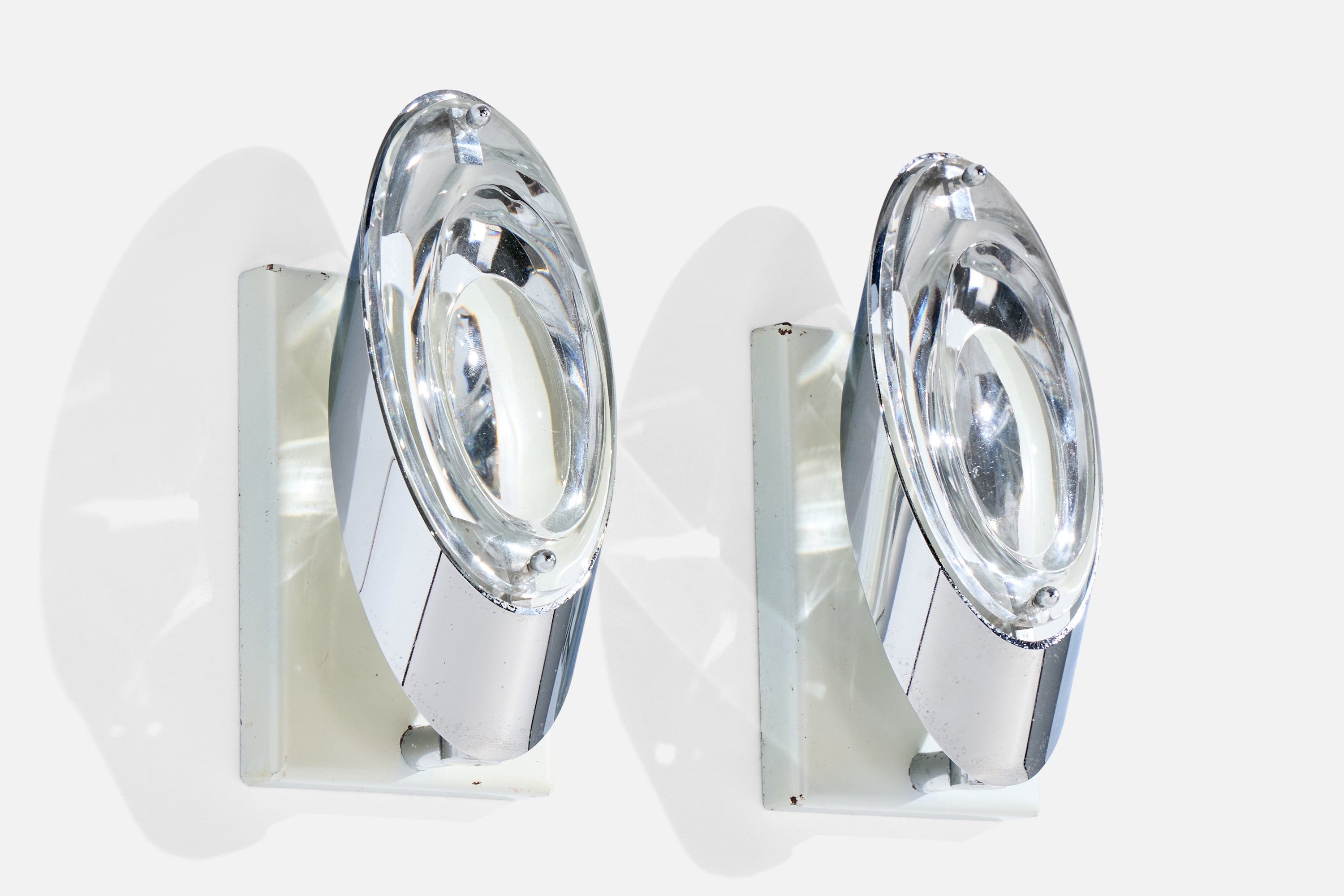 A pair metal and glass wall light, designed by Oscar Torlasco for Stilkronen, Italy, 1960s.

Overall Dimensions (Inches): 8.0