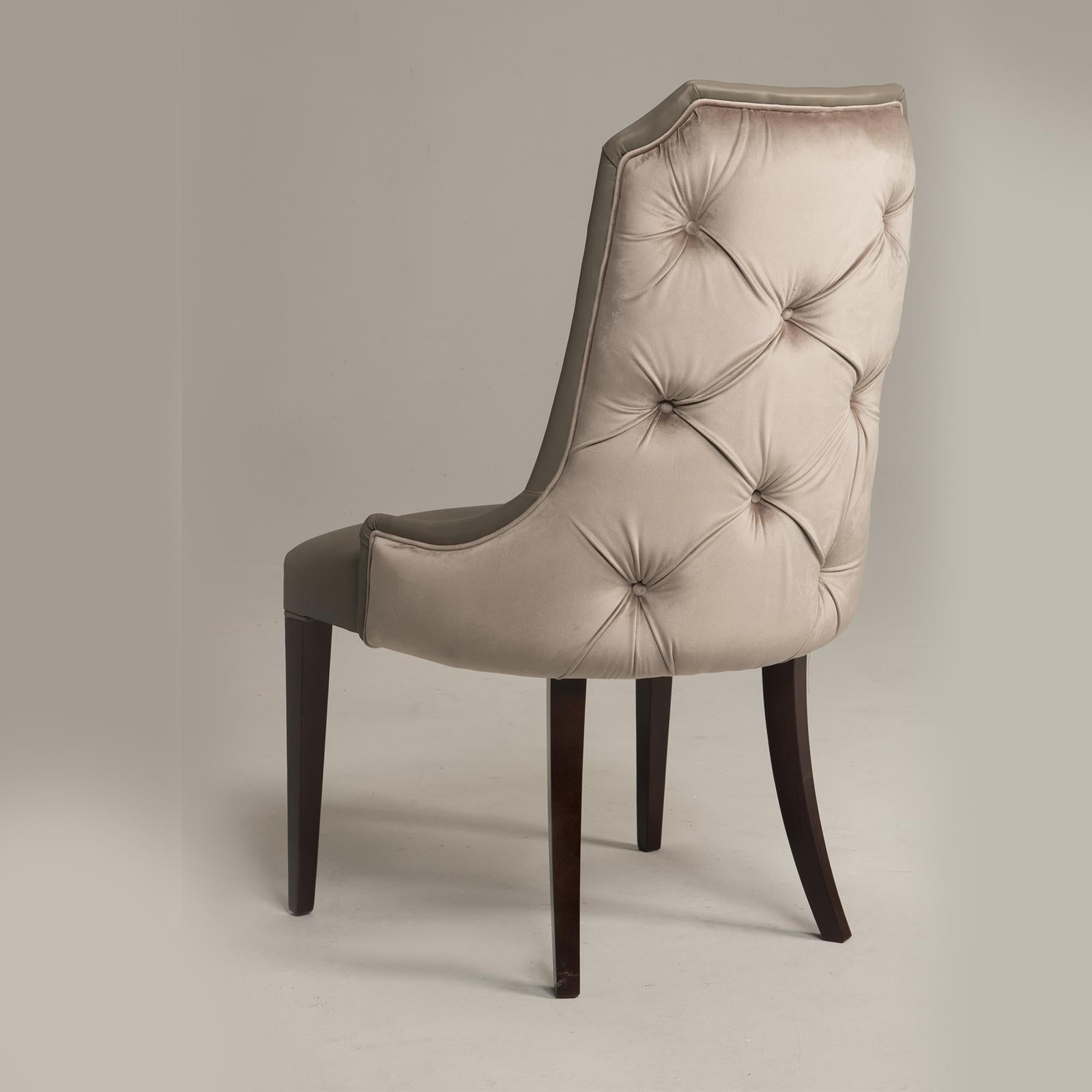 This stylish Oscar collection chair has a splendid design featuring tufted upholstery on the back of the piece. A sophisticated addition to any decor with a contemporary and elegant flavor, the chair combines tradition and modernity with deluxe