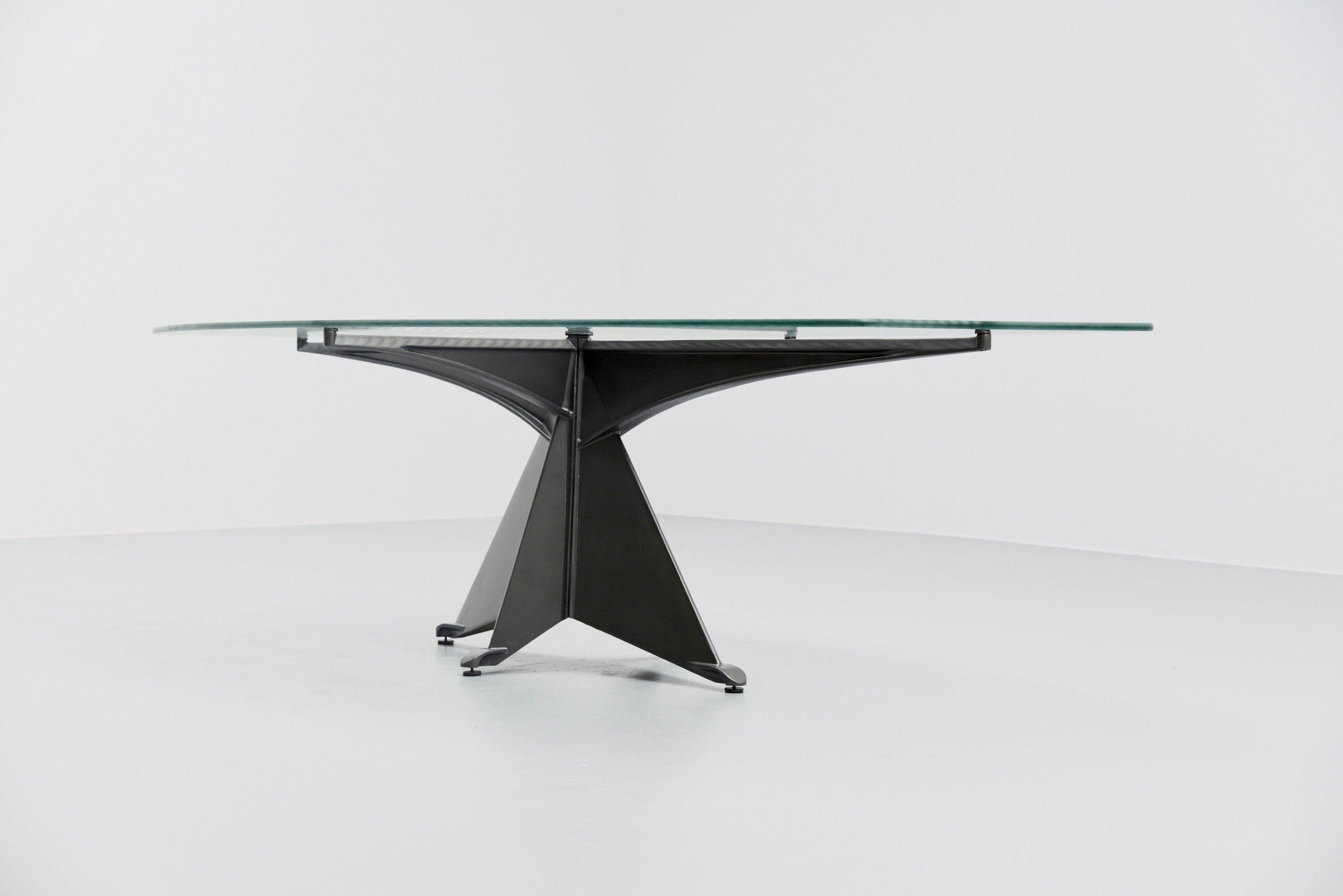 Table de salle à manger postmoderne dite Alada, conçue par Oscar Tusquets et fabriquée par Casas, Espagne 1985. Le défi à relever était double : concevoir une table qui complète la chaise Varius, présentée l'année précédente, et faire en sorte que