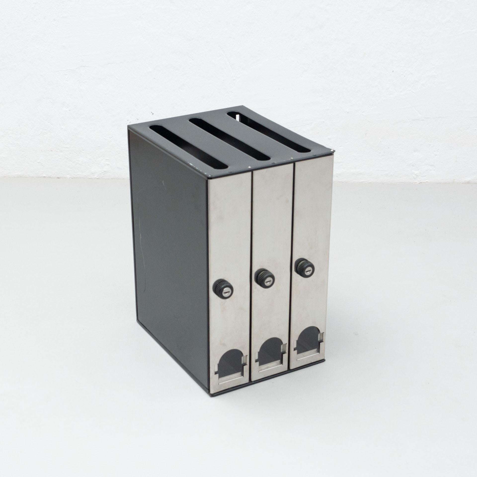 Mailbox designed by oscar Tusquets and Lluis Clotet.
Manufacturer by BD Barcelona. Spain, circa 1984.

In original condition, with minor wear consistent with age and use, preserving a beautiful