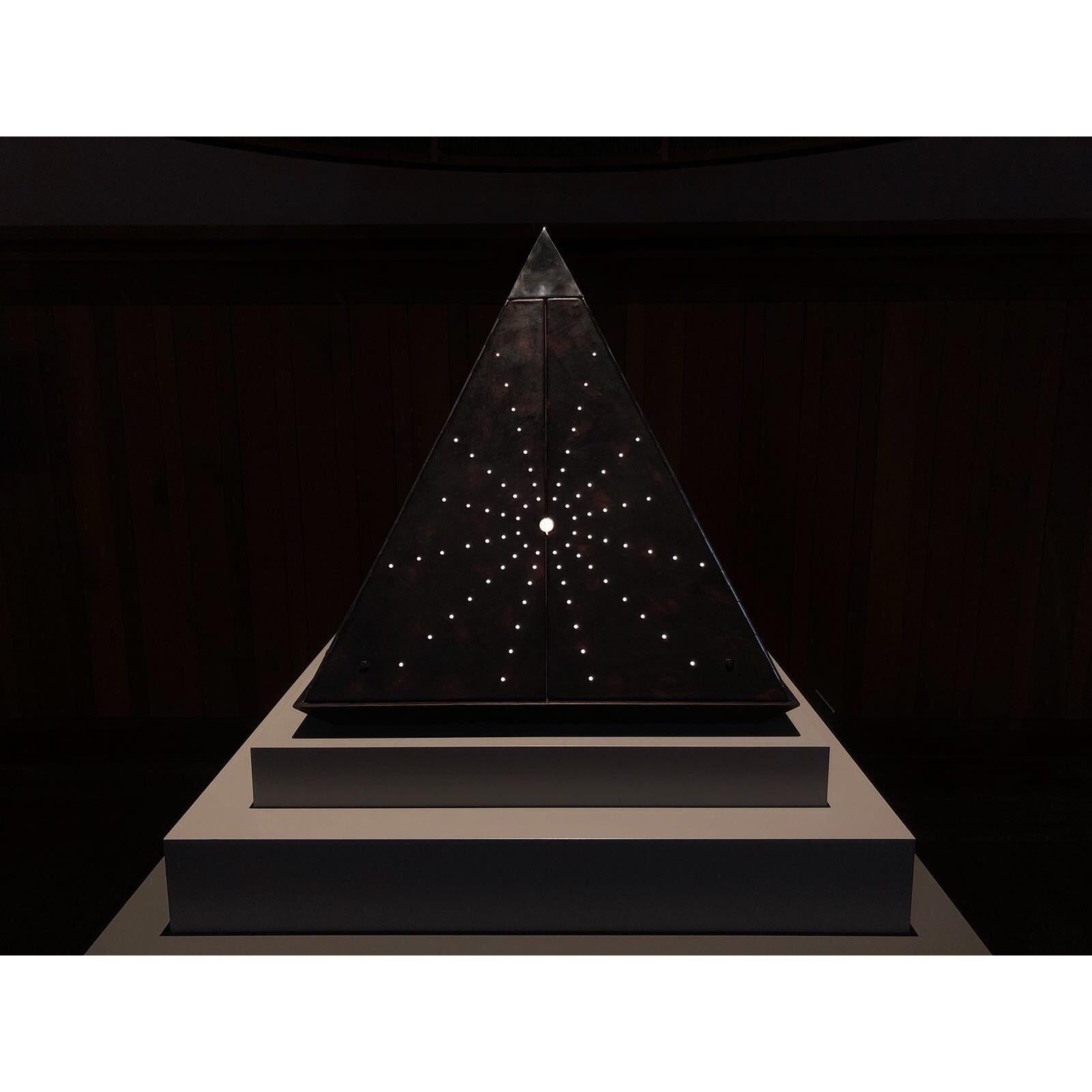 Starry Pyramid by Oscar Tusquets and Pere Ventura for Exhibition-event Homo Faber celebrada en Venezia septiembre 2018.

Limited edition of 8

A pyramid shaped tabernacle.
Leather covered faces, coarse and masculine on the outside, delicate and