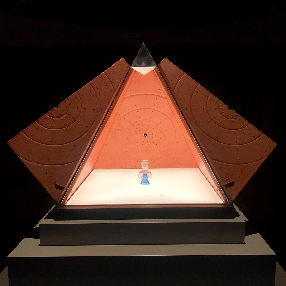 Moderne Oscar Tusquets - Pyramid contemporain en cuir étoilé - Édition limitée en vente