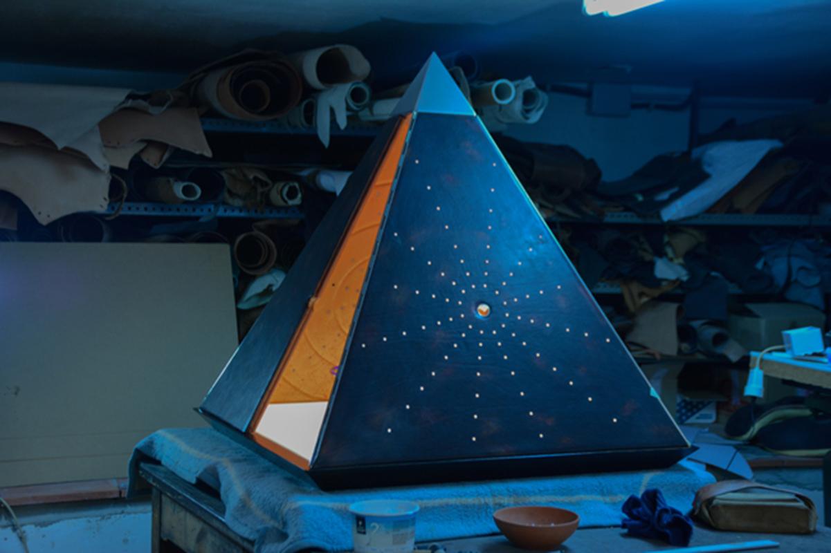 Oscar Tusquets - Pyramid contemporain en cuir étoilé - Édition limitée Bon état - En vente à Barcelona, Barcelona