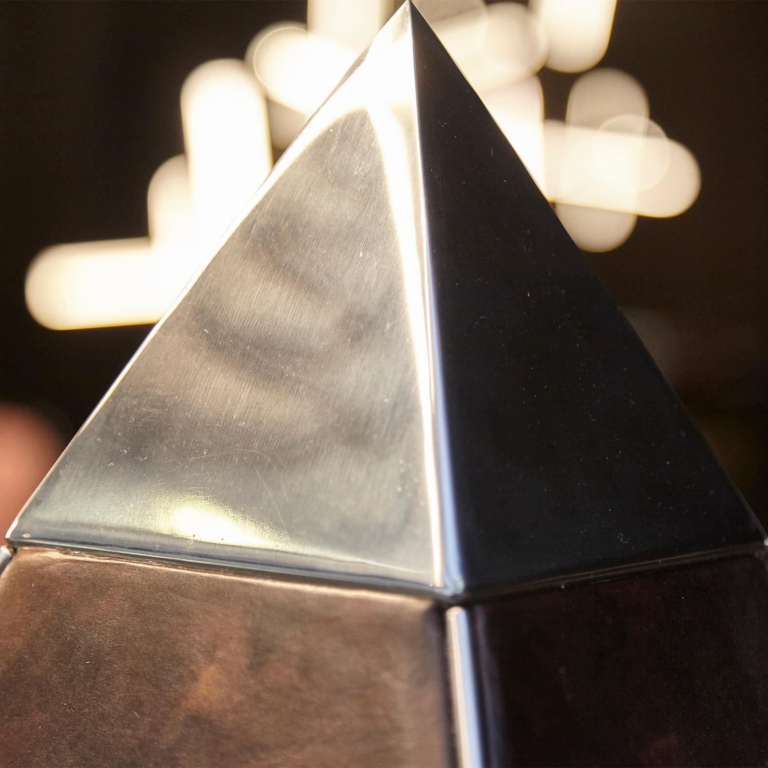 XXIe siècle et contemporain Oscar Tusquets - Pyramid contemporain en cuir étoilé - Édition limitée en vente