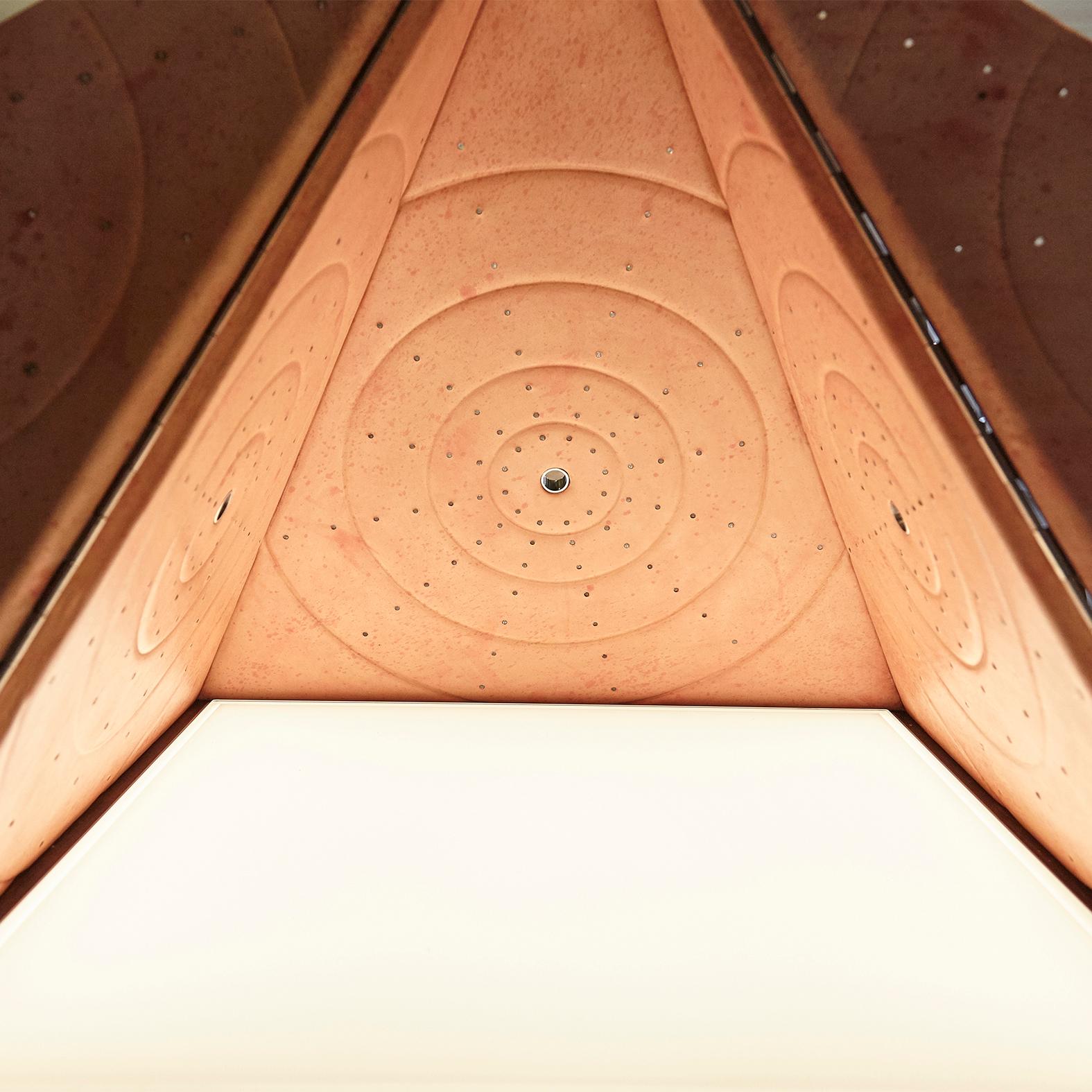 Oscar Tusquets - Pyramid contemporain en cuir étoilé - Édition limitée en vente 2