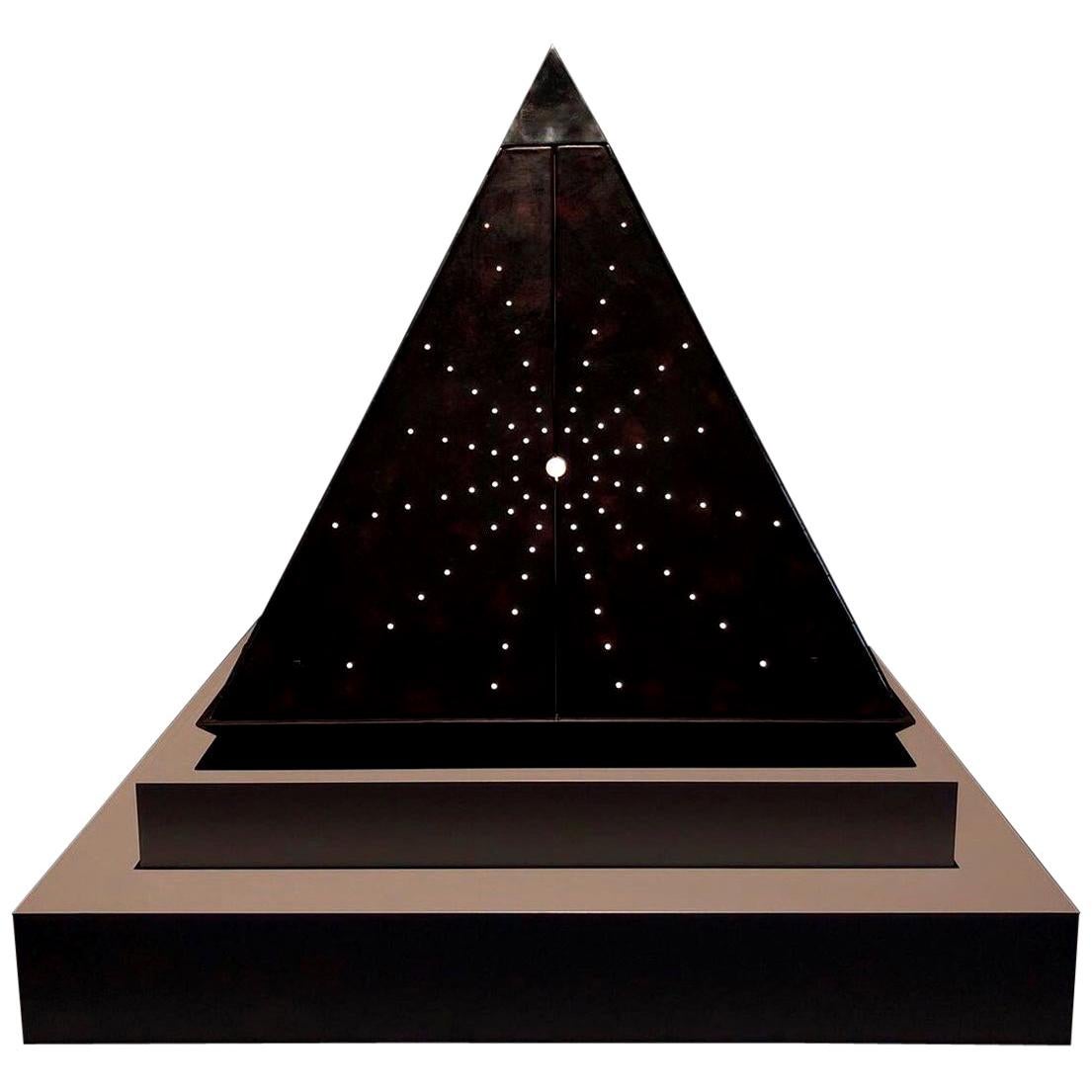 Oscar Tusquets Zeitgenössische Starry-Pyramide aus Leder Limitierte Auflage