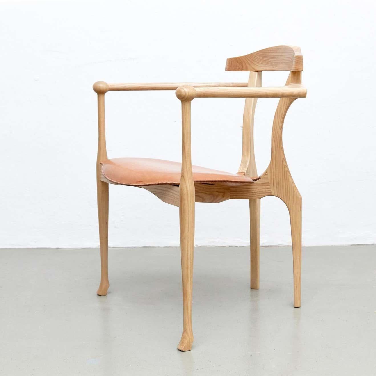 Prototyp des Sessels Gaulino, entworfen von Oscar Tusquets, hergestellt von BD barcelona design, ca. 2010.

Struktur und Rückenlehne aus Holz, Sitz mit Lederbezug.

In gutem Originalzustand mit geringen alters- und gebrauchsbedingten