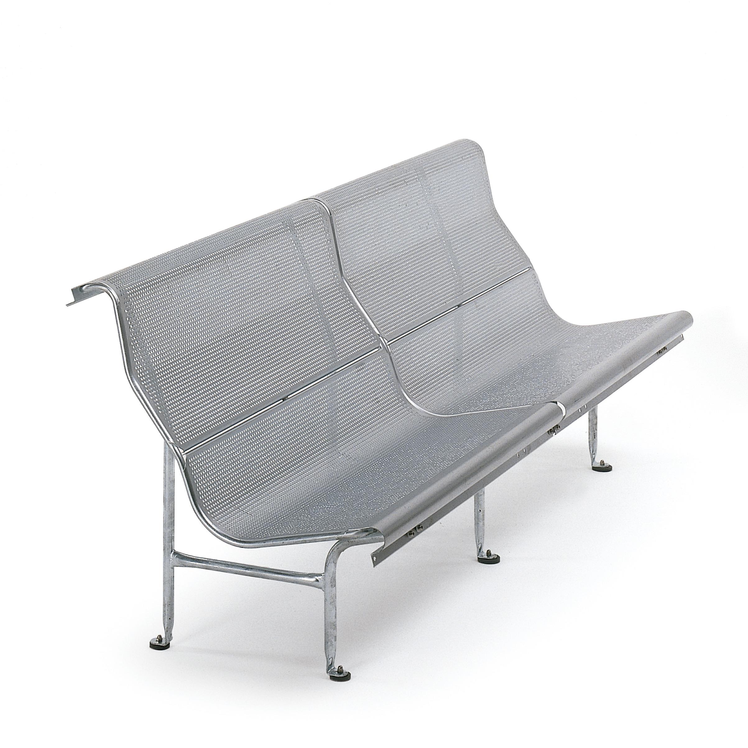 The profile of this bench is taken from a bench designed by Gaudi for Güell Park in Barcelona. The authors affirm that the benches ergonomics are unimprovable. They have been part of our catalogue since in 1974.

Legs intubular steel and seat in