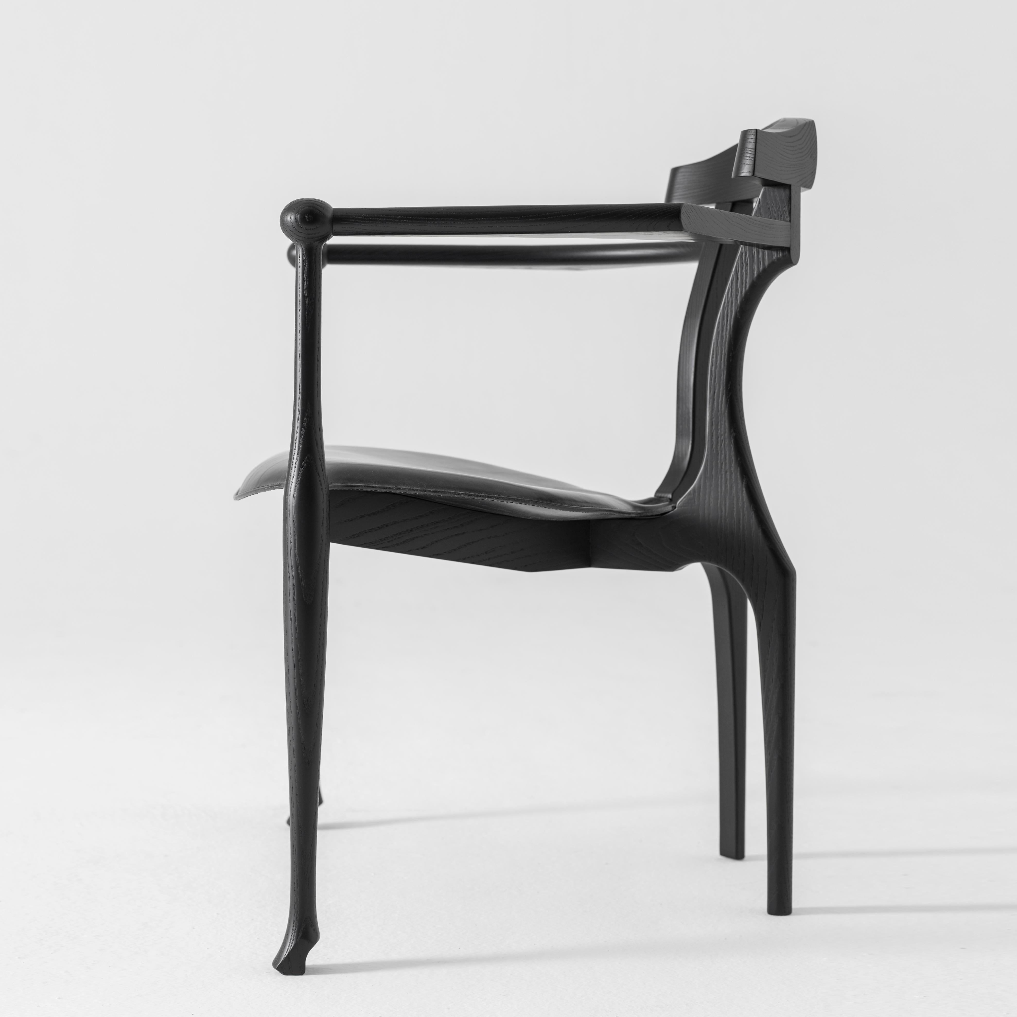 Fauteuil Gaulino conçu par Oscar Tusquets et fabriqué par BD Barcelona design, circa 2010.

Frêne massif laqué noir avec assise en cuir noir.


La chaise Gaulino qui, conçue en 1987, a été sélectionnée pour le prix de design industriel et