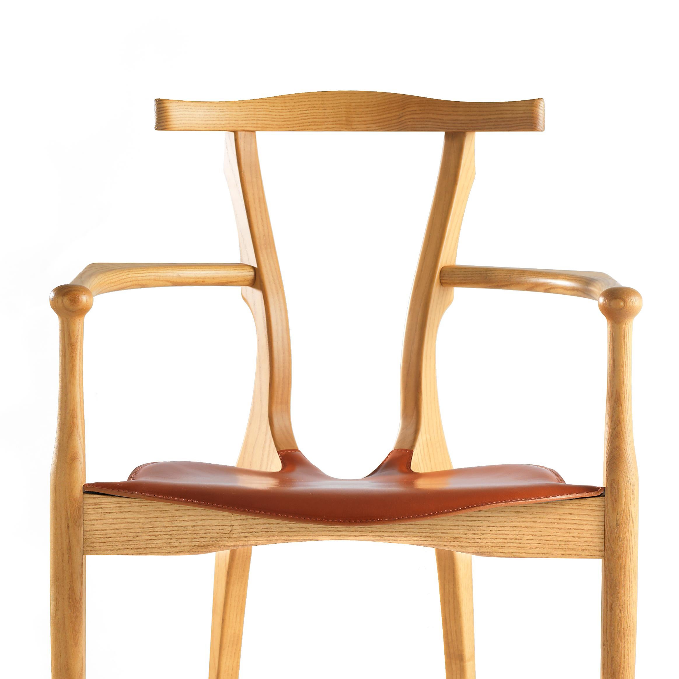 Oscar Tusquets Moderner Gaulino-Stuhl aus Leder und Holz aus der Mitte des Jahrhunderts (Lackiert) im Angebot