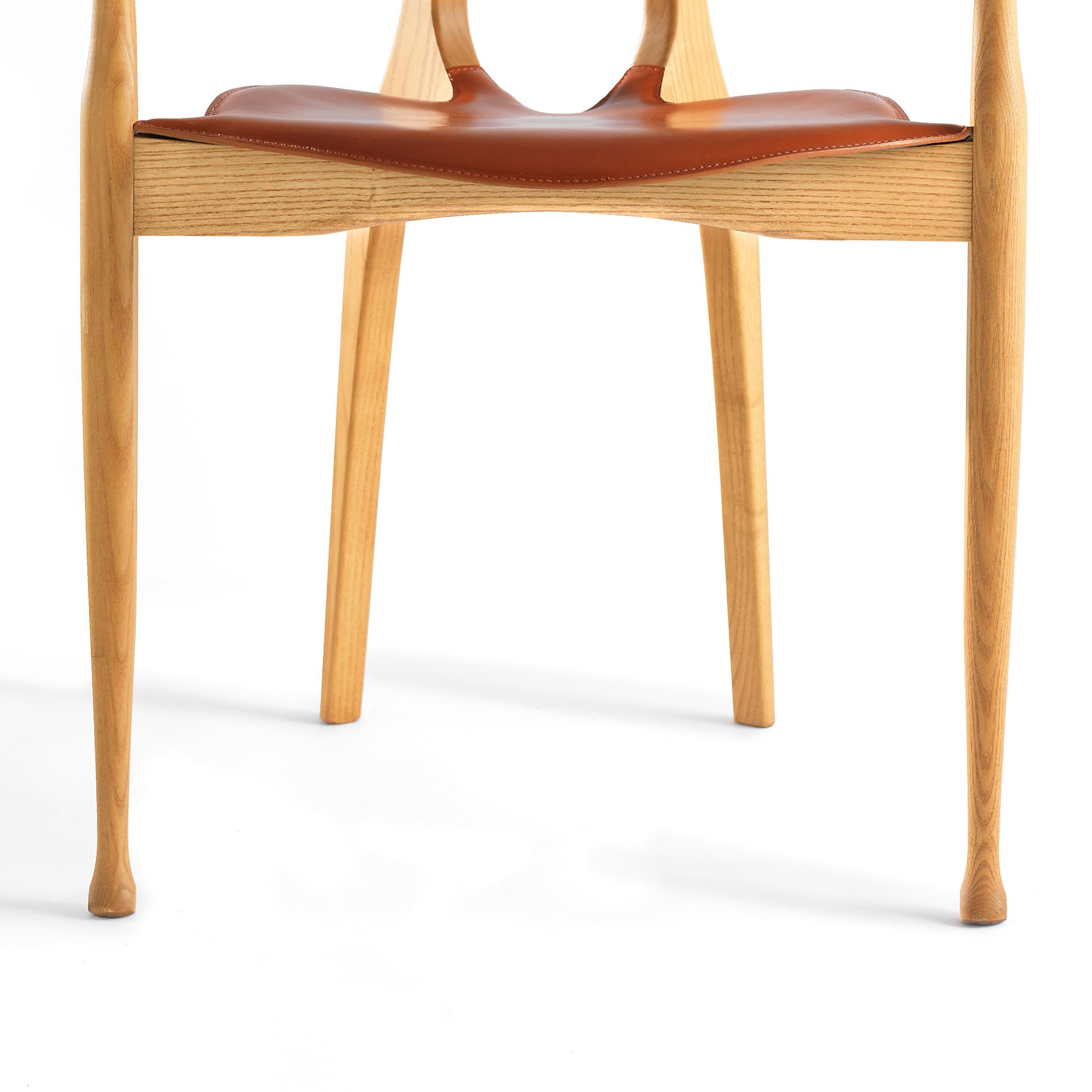 Oscar Tusquets Moderner Gaulino-Stuhl aus Leder und Holz aus der Mitte des Jahrhunderts (21. Jahrhundert und zeitgenössisch) im Angebot