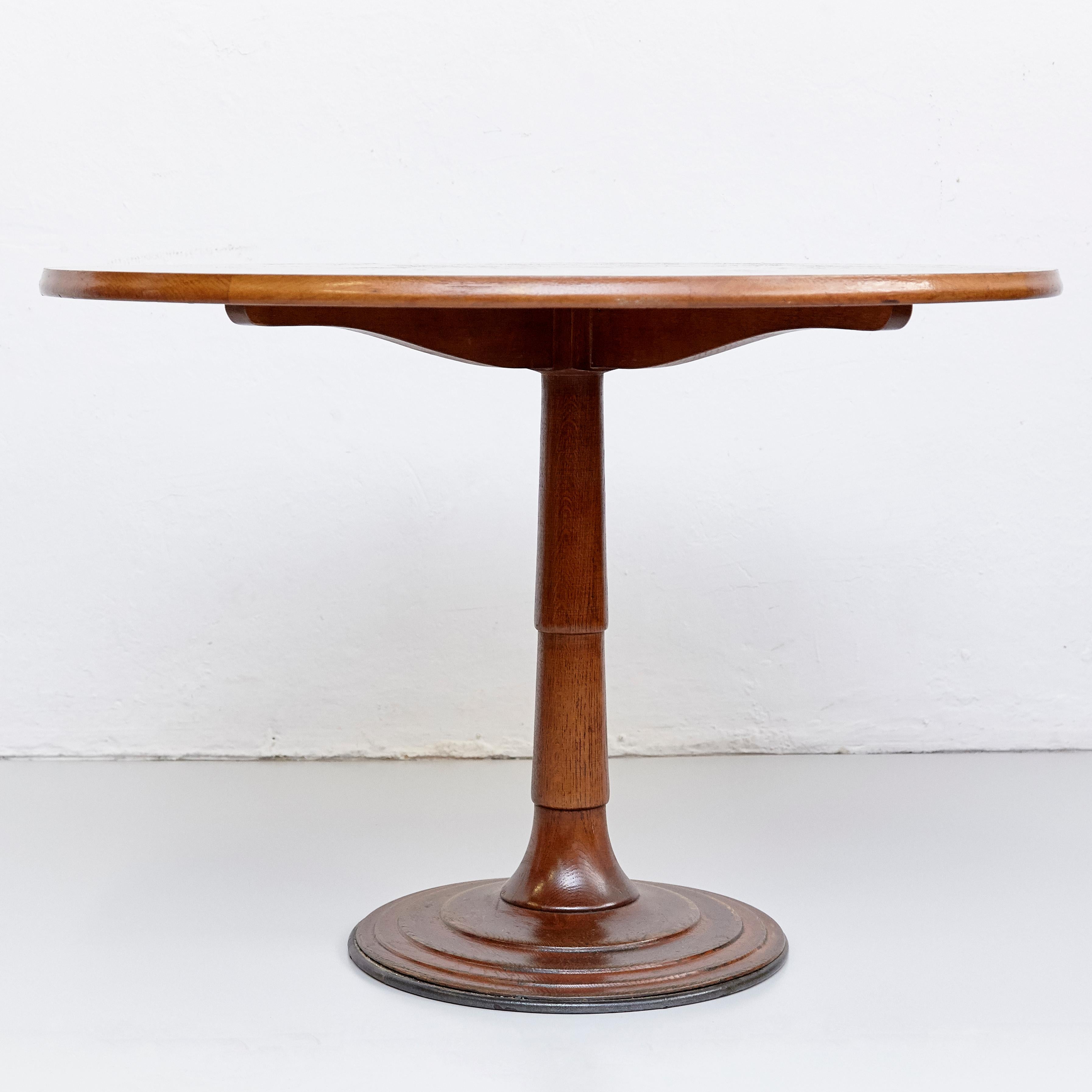 Oscar Tusquets round dining wood table, circa 1970.

In good original condition, with minor wear consistent with age and use, preserving a beautiful patina.
 