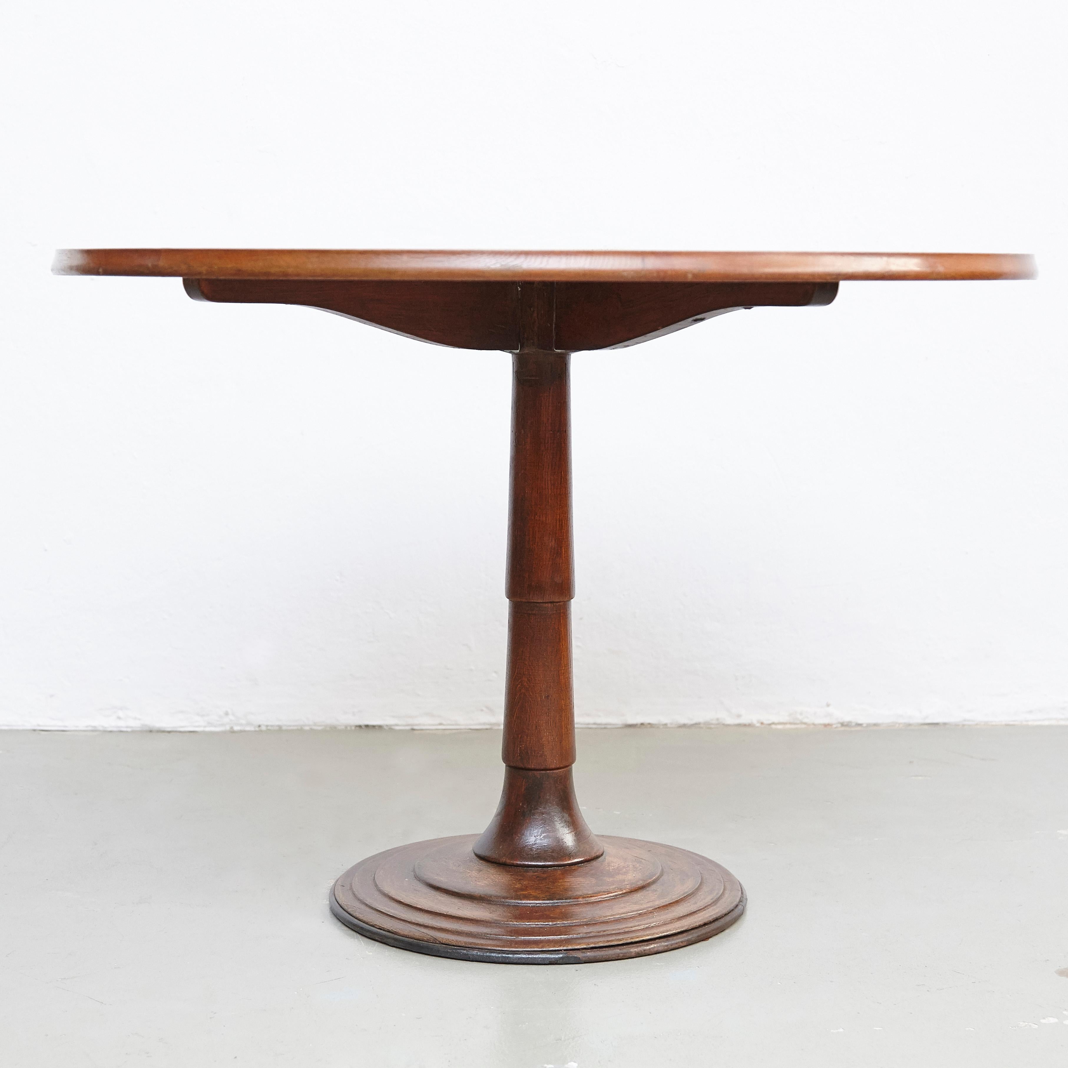 Round dining table designed by Oscar Tusquets in Spain, circa 1970

In good original condition, with minor wear consistent with age and use, preserving a beautiful patina.
