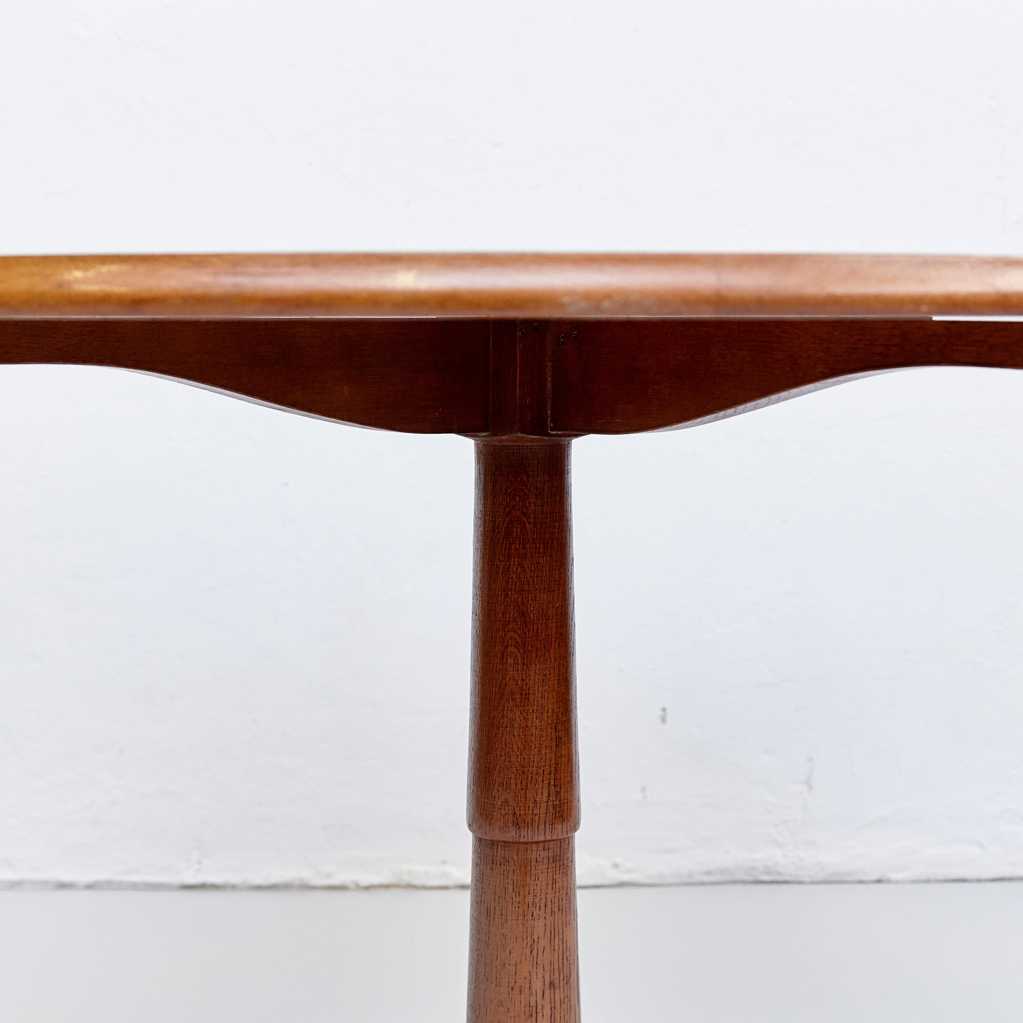 Oscar Tusquets Round Dinning Wood Table, circa 1970 In Good Condition In Barcelona, Barcelona