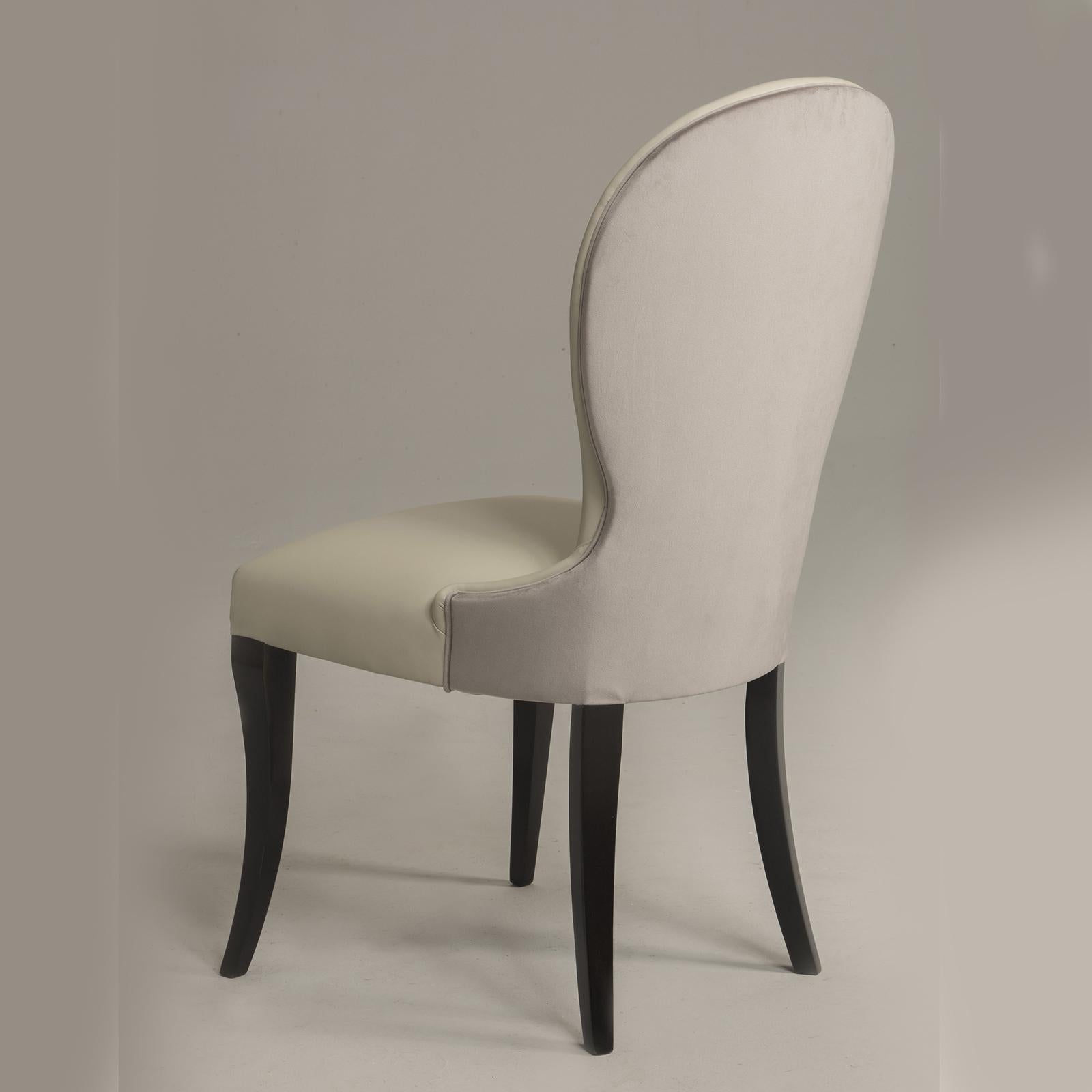 Un ajout sophistiqué à tout décor avec une saveur contemporaine et élégante, cette élégante chaise de la Collection Oscar combine tradition et modernité avec un design splendide comportant des éléments de luxe en bois et en tissu de qualité