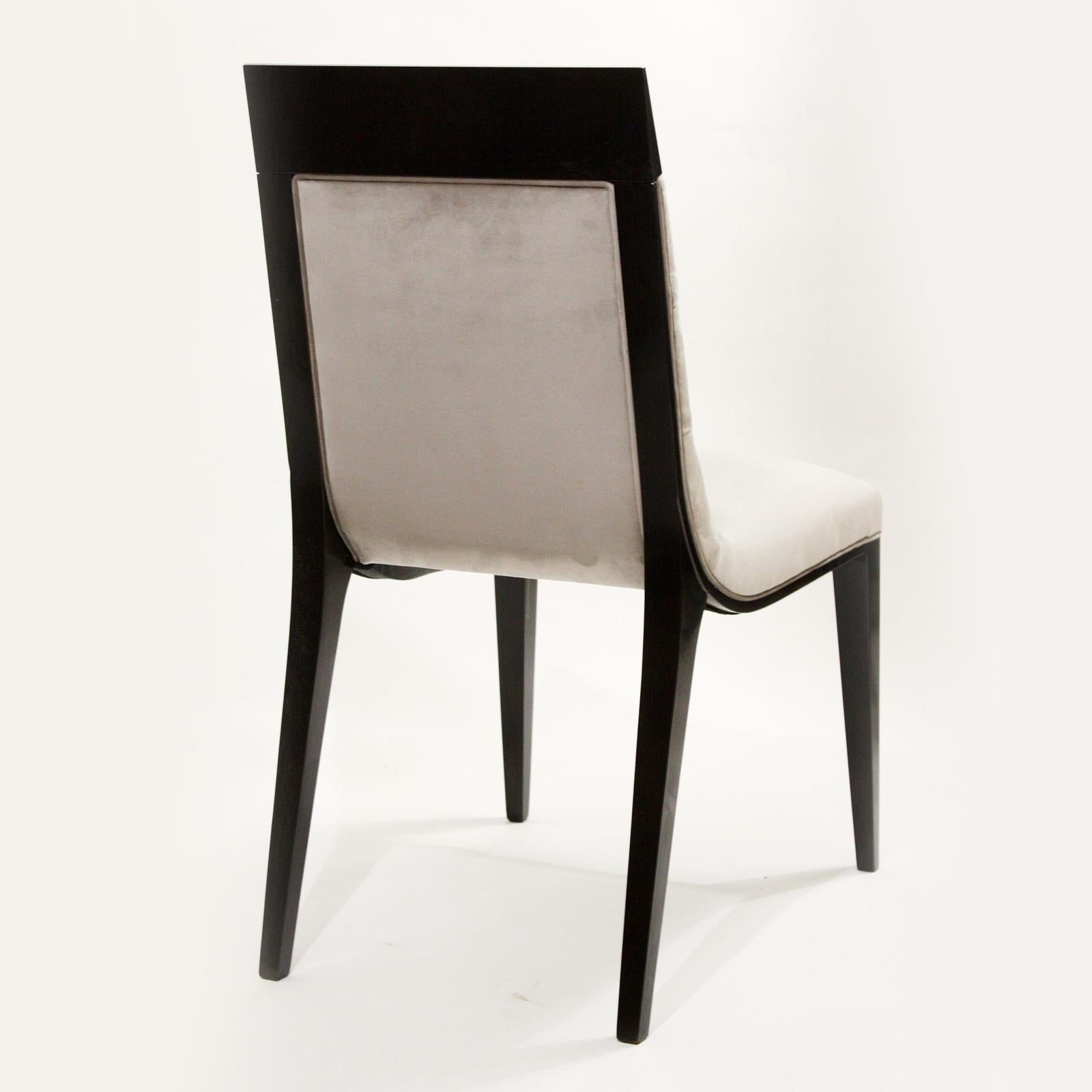 A fabulous and contemporary style characterize this Oscar collection chair with a splendid padded design on the high back. A delightful addition to any decor with an elegant and cosmopolitan flavor, the chair combines tradition and modernity with