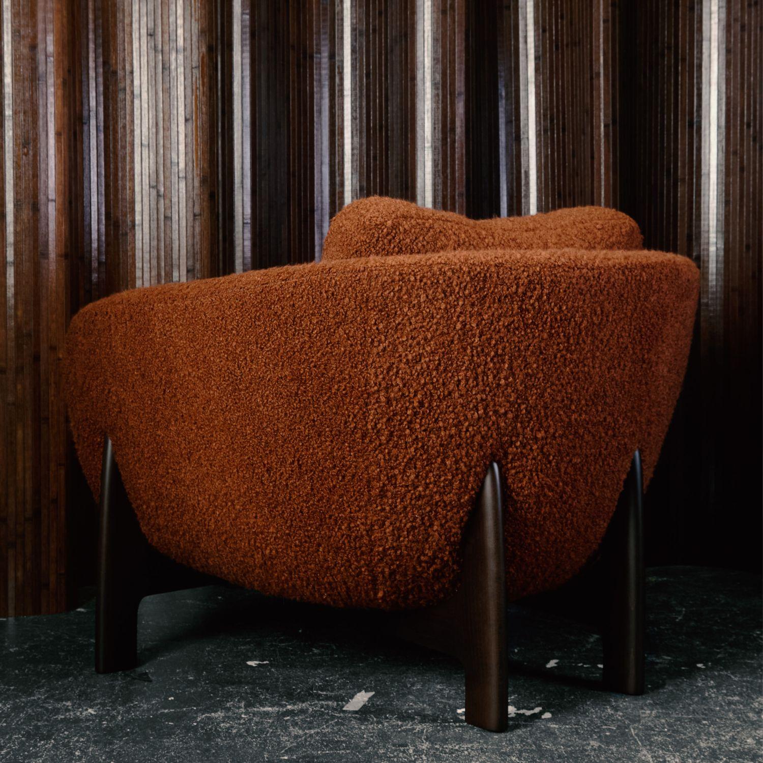 Fauteuil Oscar Wood, en sycomore foncé, fabriqué à la main au Portugal par Duistt

Inspirée par les courbes poétiques de l'architecture d'Oscar Niemeyer, la Collection S séduit par ses lignes sensuelles et fluides. En écho à la conviction de