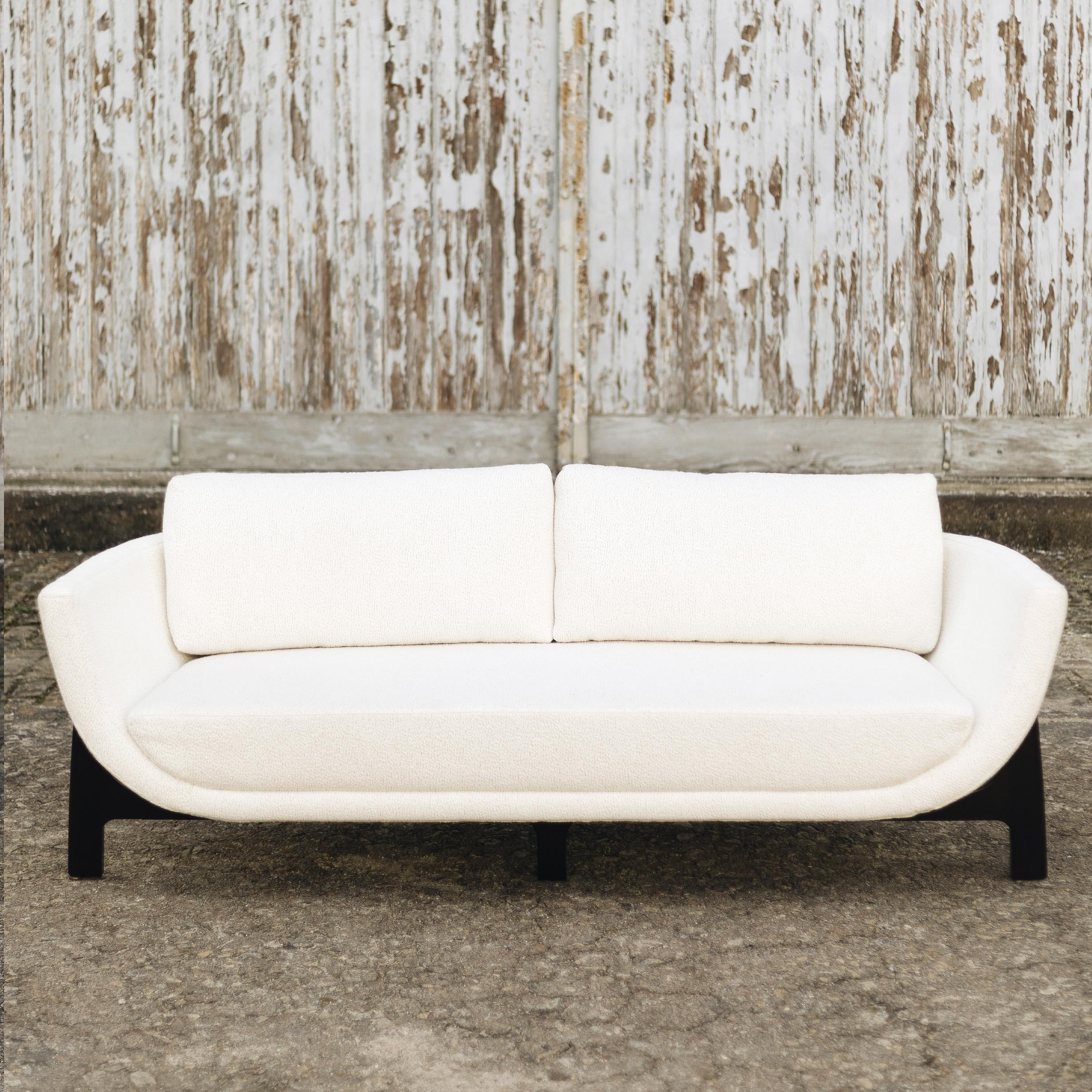 Inspired by the curved lines poetry of Oscar Niemeyer’s architecture, OSCAR sofa allures for its sensual and free-flowing curves. Like Niemeyer once said “Curves make up the entire Universe” as this contemporary sofa will surely make up any living
