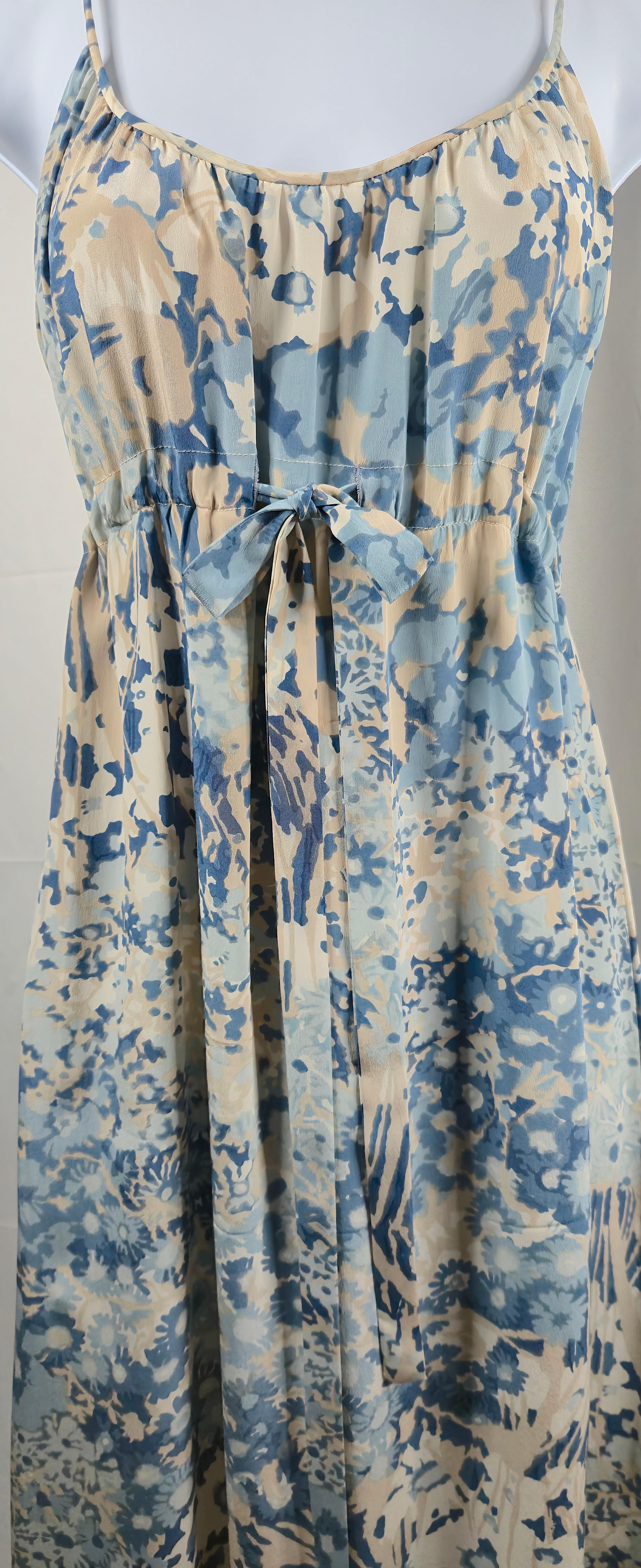 OscarDeLaRenta 1975 Handpainted Silk EmpireWaist RibbonTied Blue Gown Maxi-Dress in vendita 2