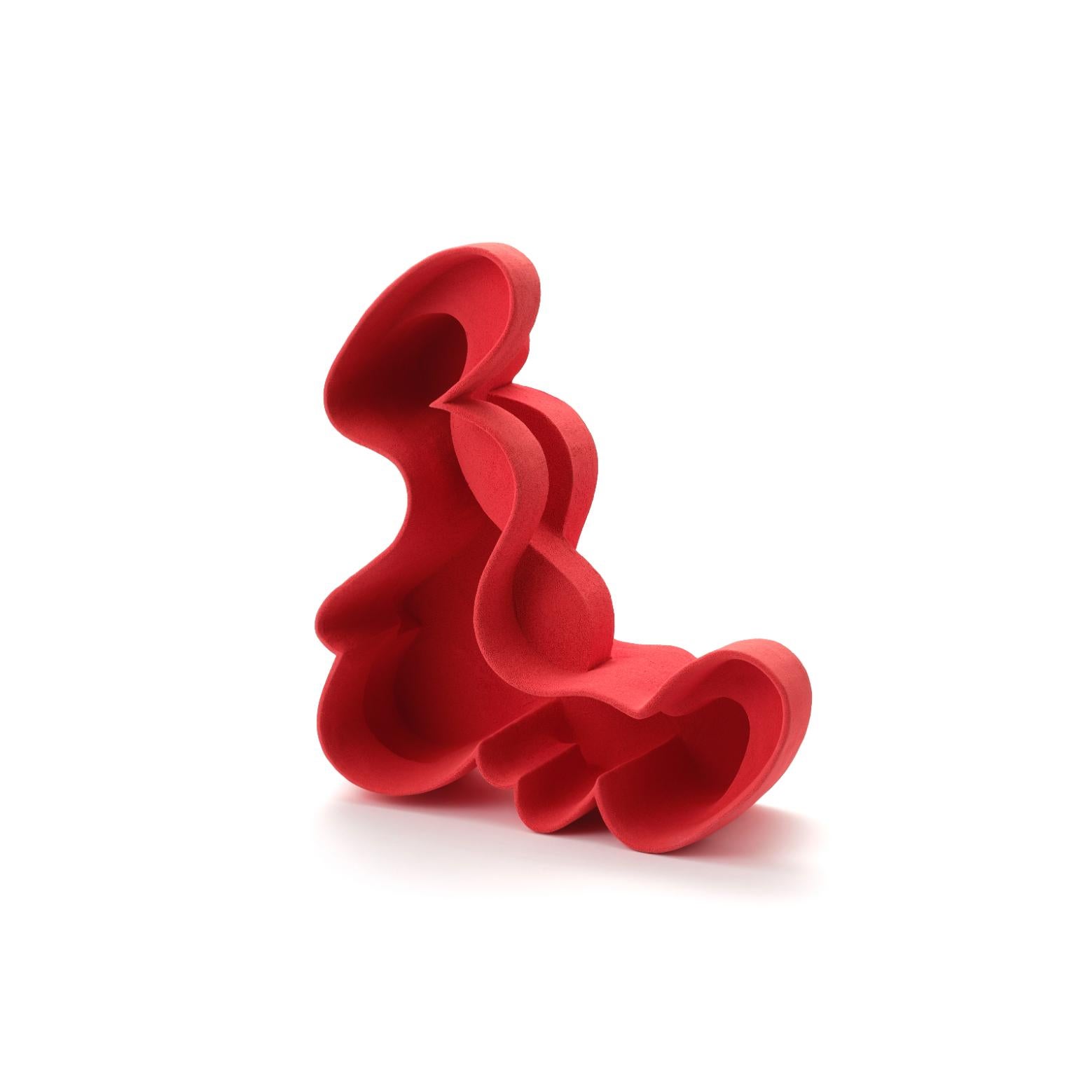 Oscillation Dekoratives Objekt aus rot glasierter Keramik von Ain Choi
Abmessungen: T 18 x B 46 x H 54 cm.
MATERIALIEN: Keramisch.

Unter diesen Themen faszinieren mich die Wellen besonders. Eine Welle ist eine Schwingung, die von einem Teil des