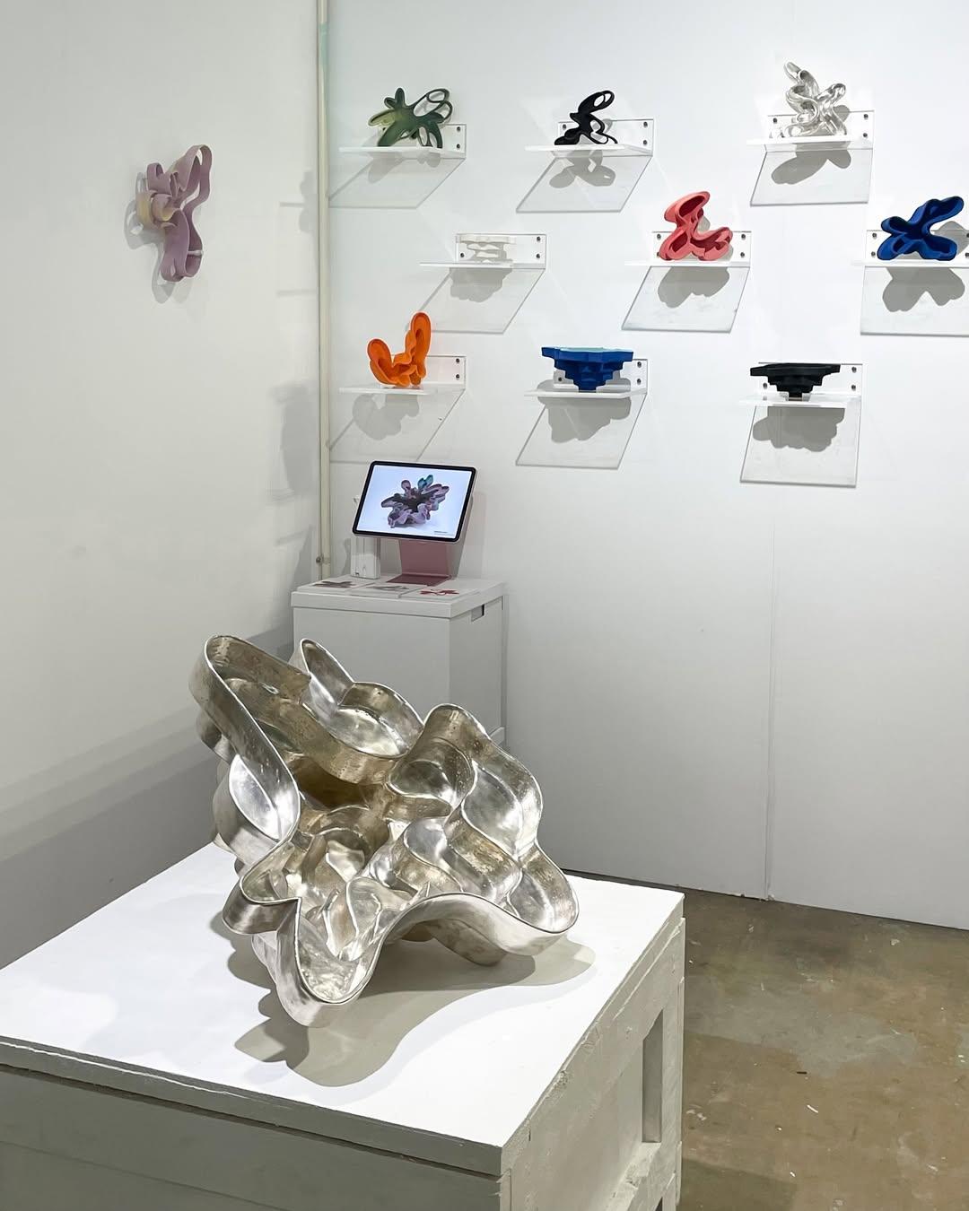 Oscillation Dekoratives Objekt aus rot glasierter Keramik von Ain Choi im Zustand „Neu“ im Angebot in Geneve, CH