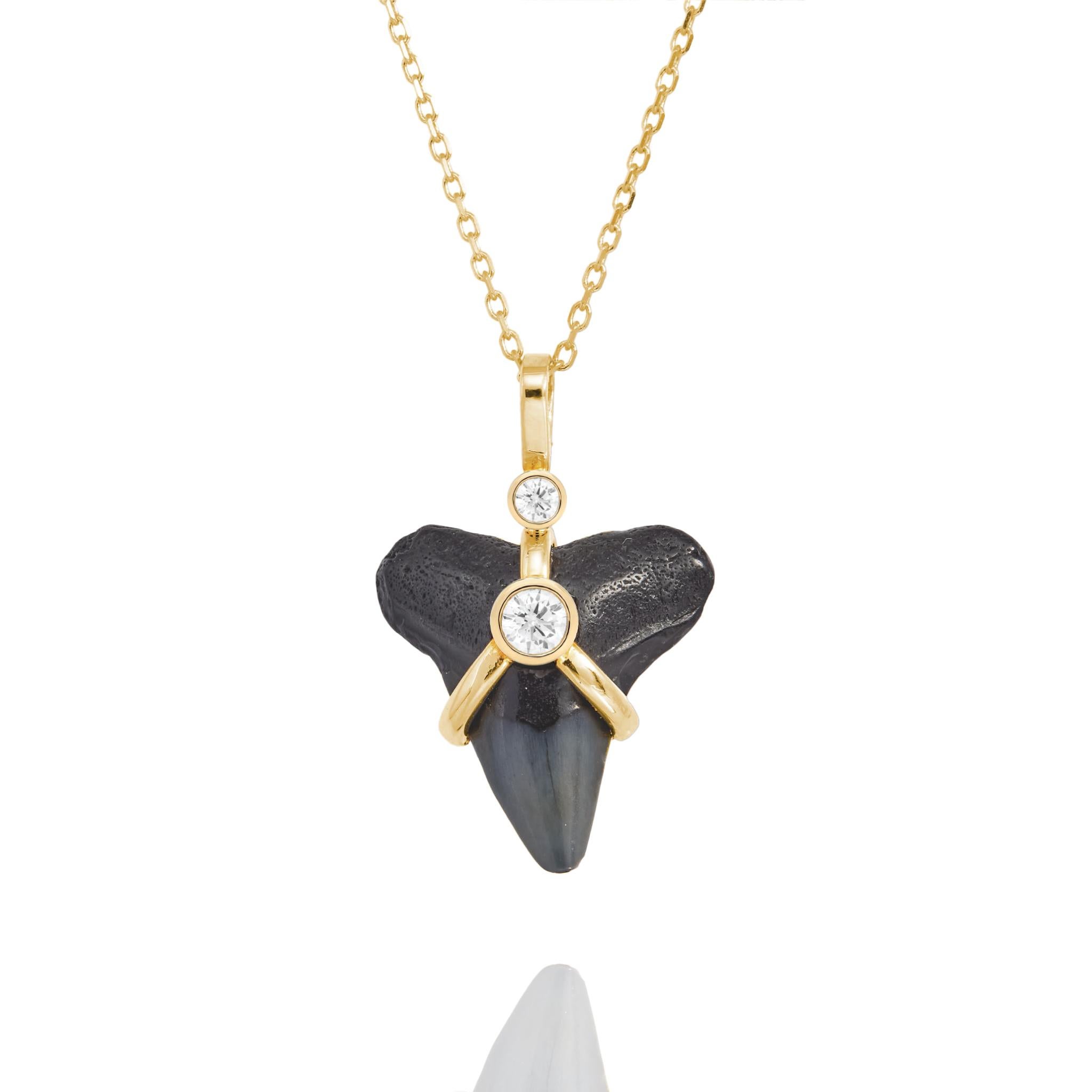 Collana Oscuro Dente di Squalo in oro 14k con diamanti In condizioni Nuovo in vendita a Miami, FL