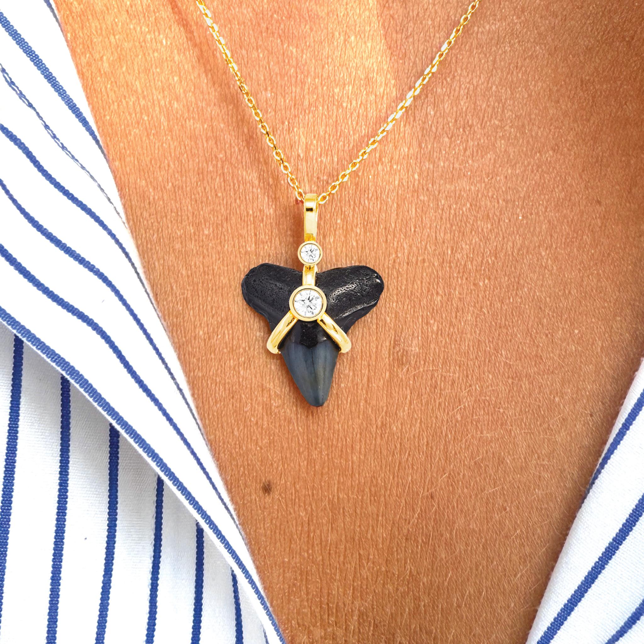 Moderno Collana Oscuro Dente di Squalo in oro 14k con diamanti in vendita