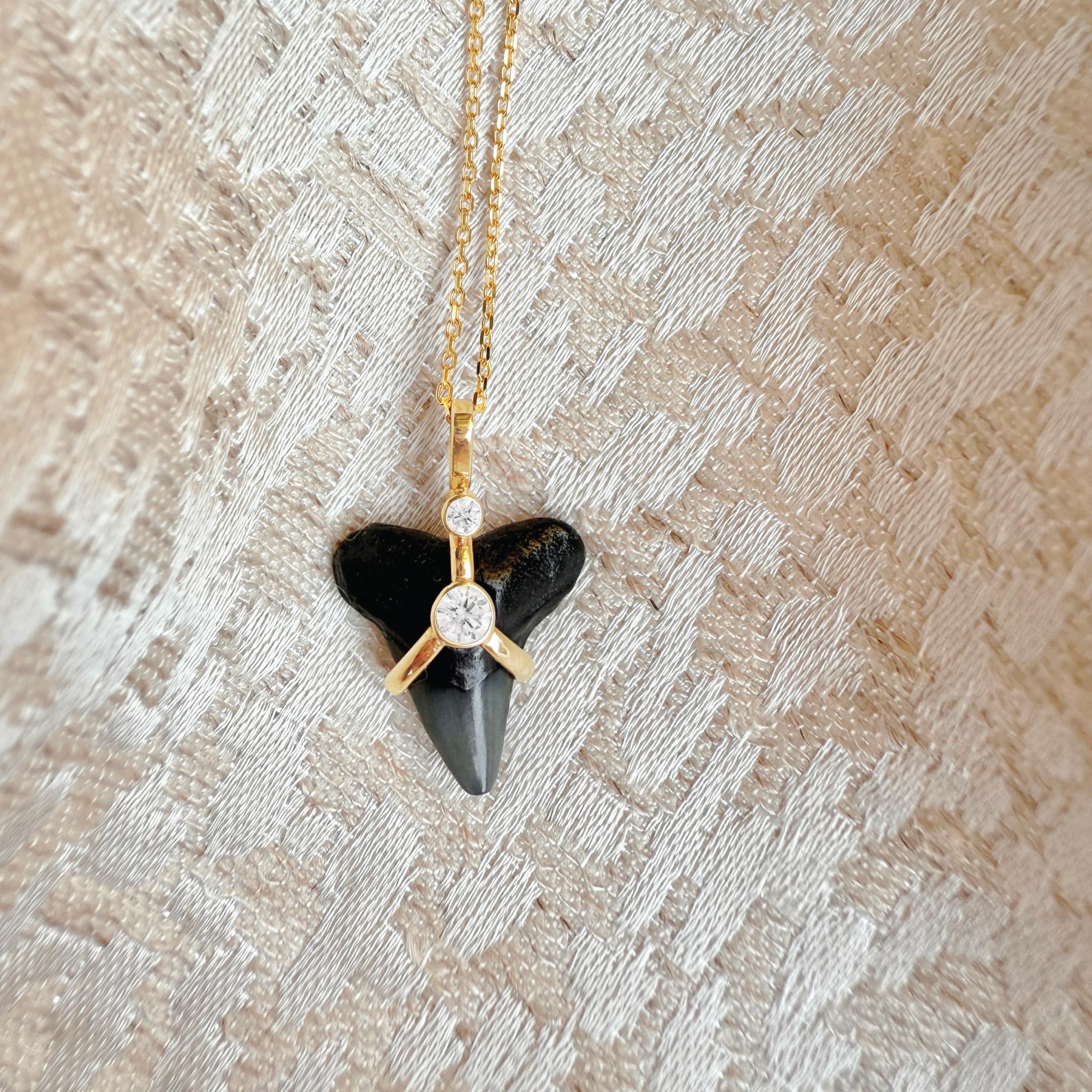 da uomo o donna Collana Oscuro Dente di Squalo in oro 14k con diamanti in vendita