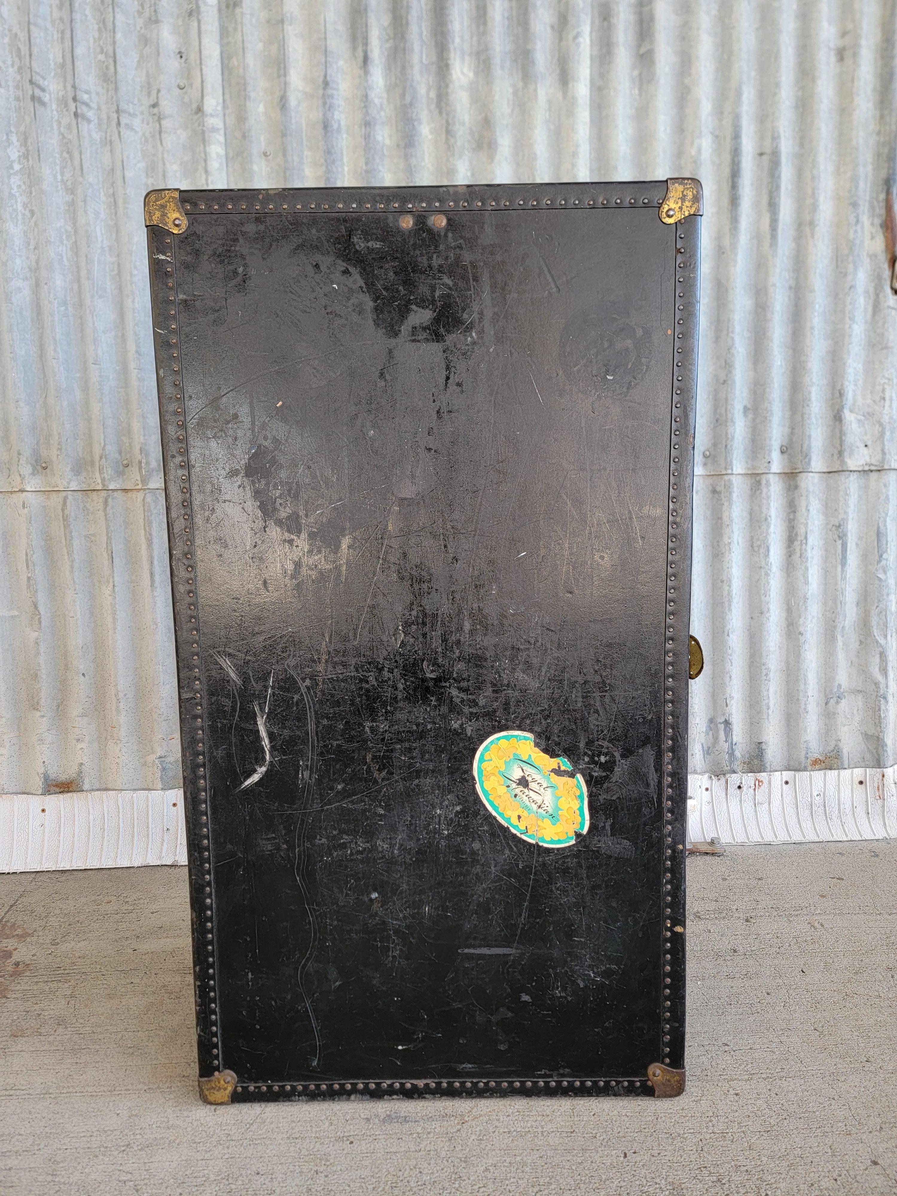 Oshkosh Armoire à vêtements ajustée Malle à vapeur en vente 4