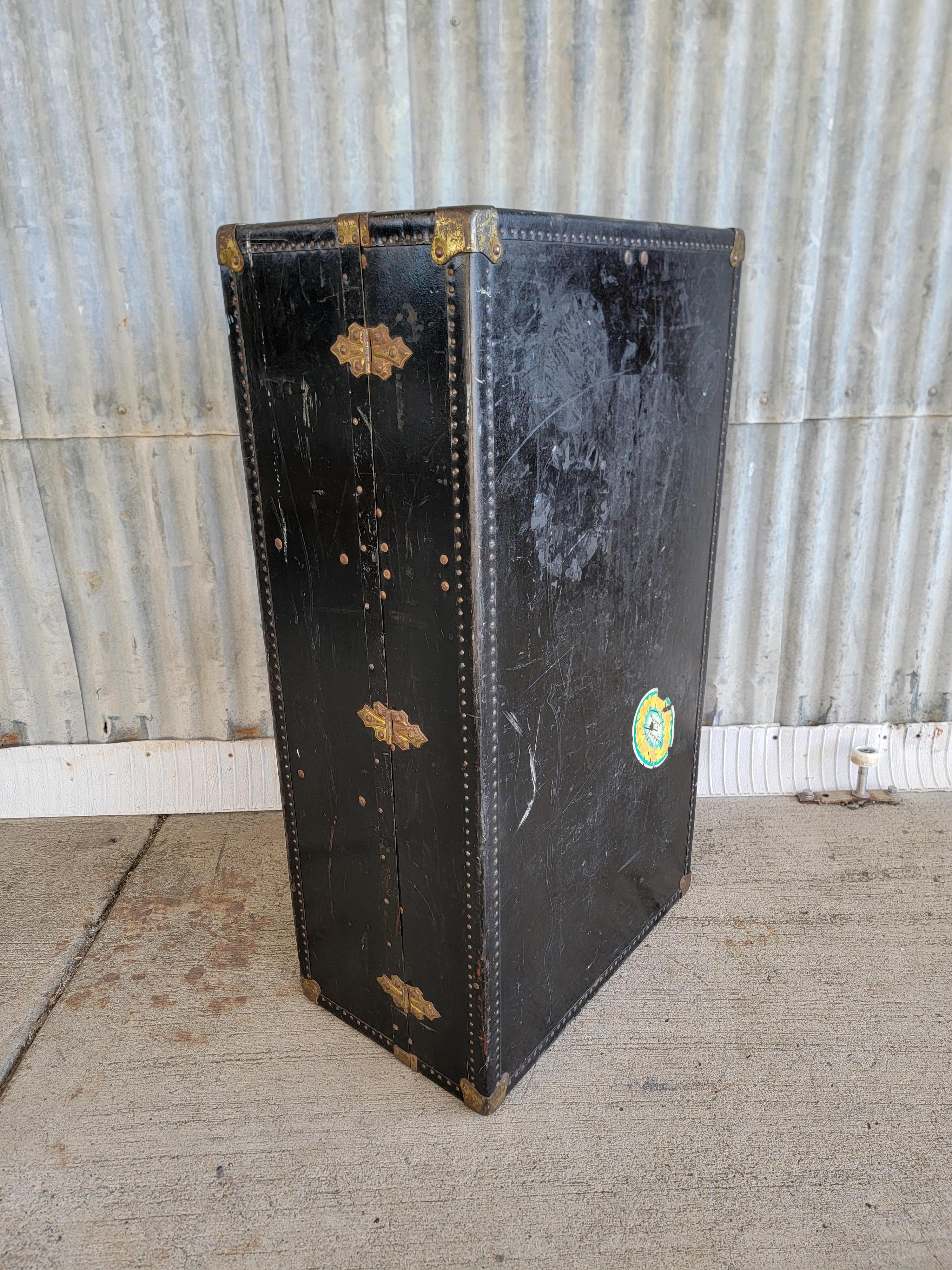 Oshkosh Armoire à vêtements ajustée Malle à vapeur en vente 5