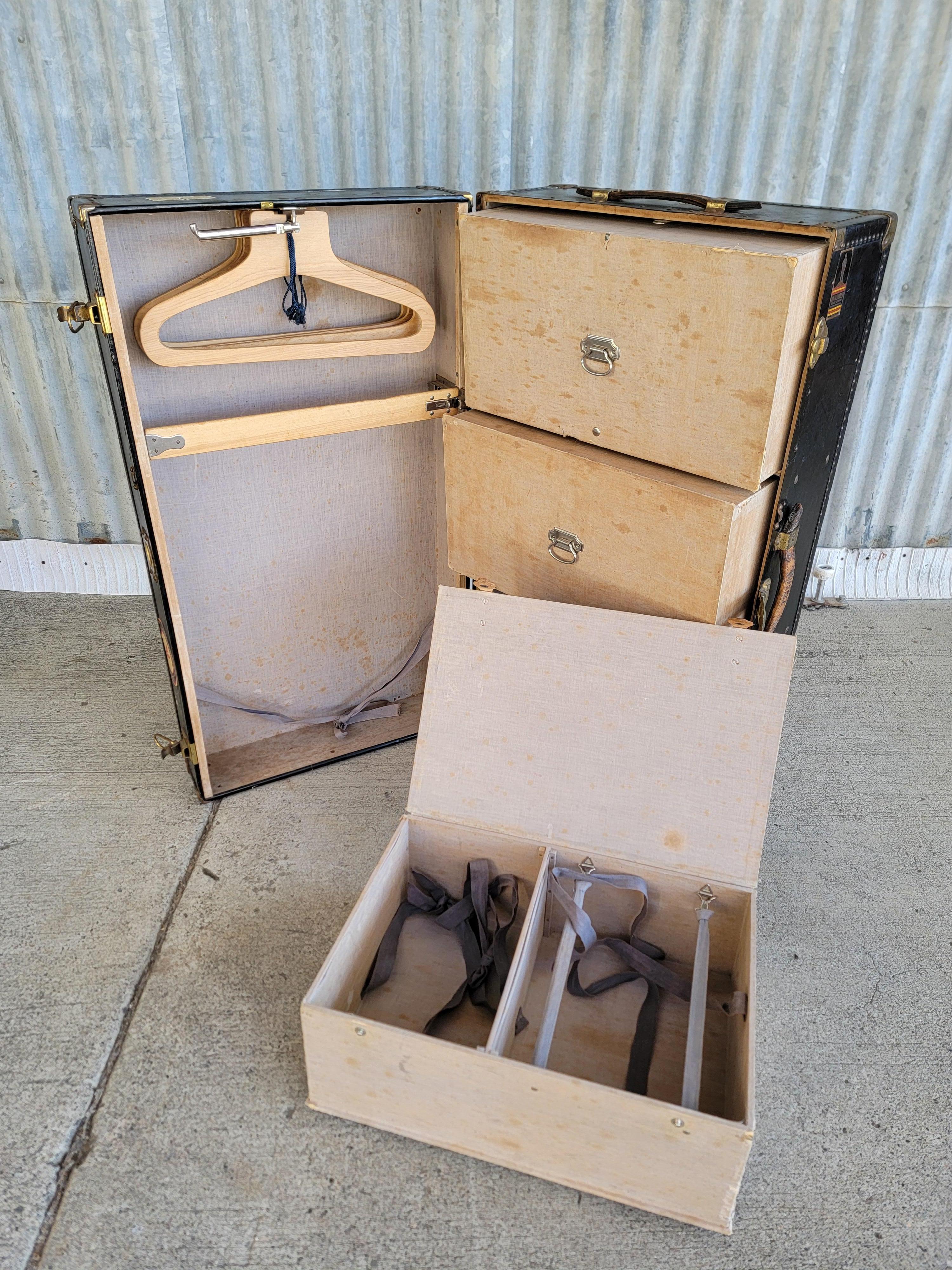 Industriel Oshkosh Armoire à vêtements ajustée Malle à vapeur en vente