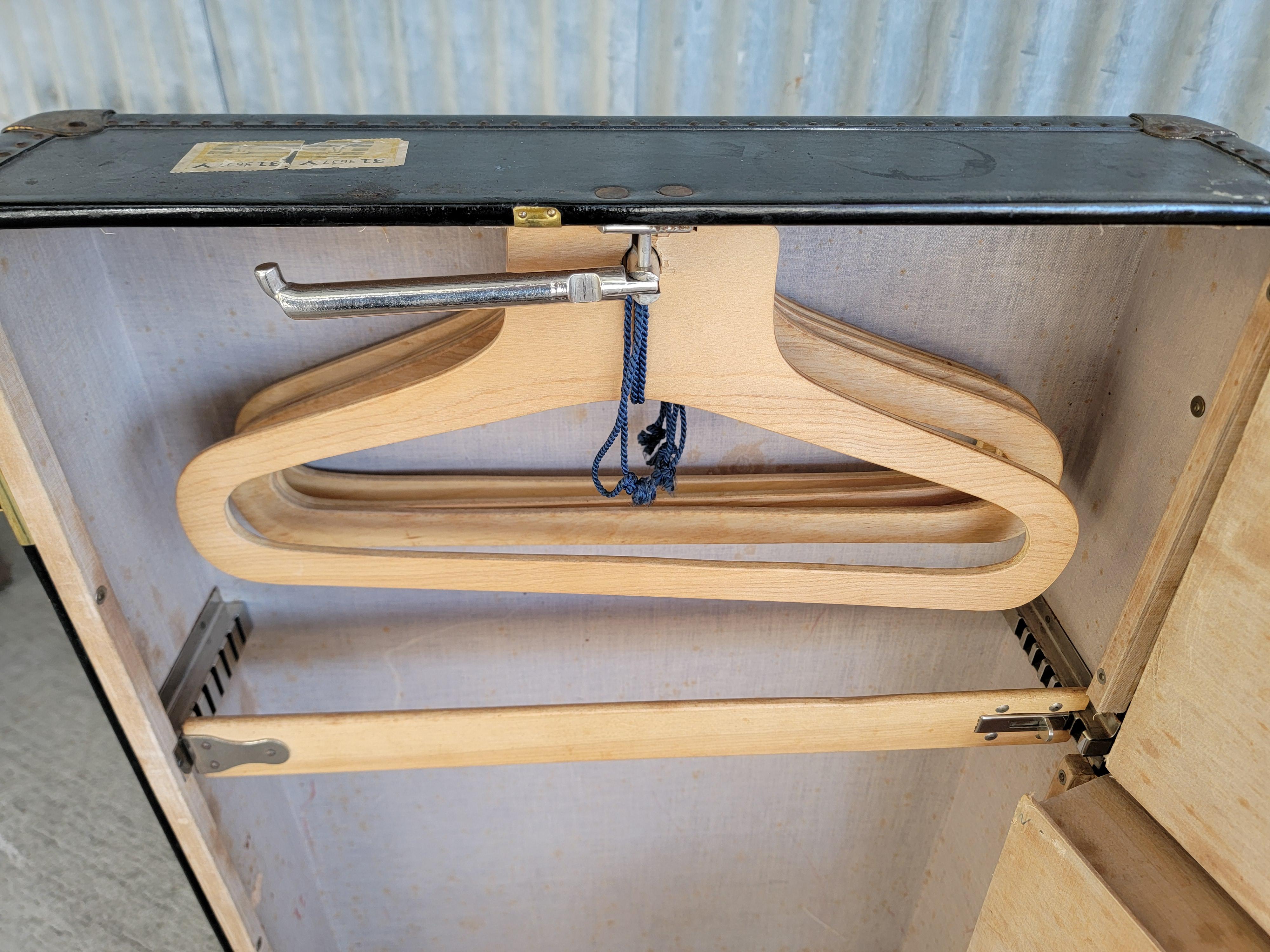 Américain Oshkosh Armoire à vêtements ajustée Malle à vapeur en vente