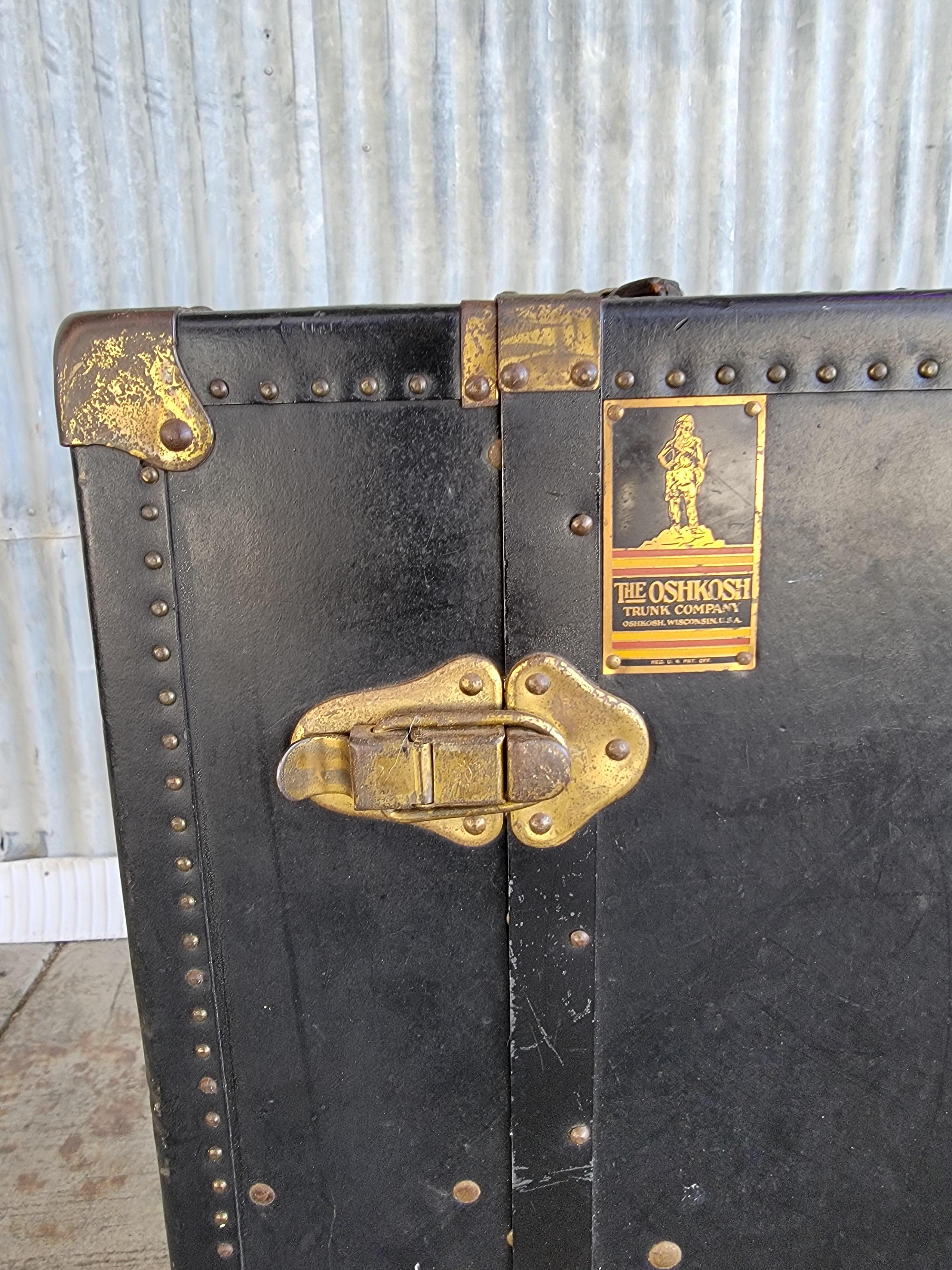 20ième siècle Oshkosh Armoire à vêtements ajustée Malle à vapeur en vente