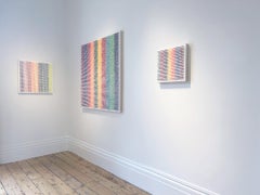 Opera d'arte astratta, scultorea e colorata con fili di filato che trafiggono la tela