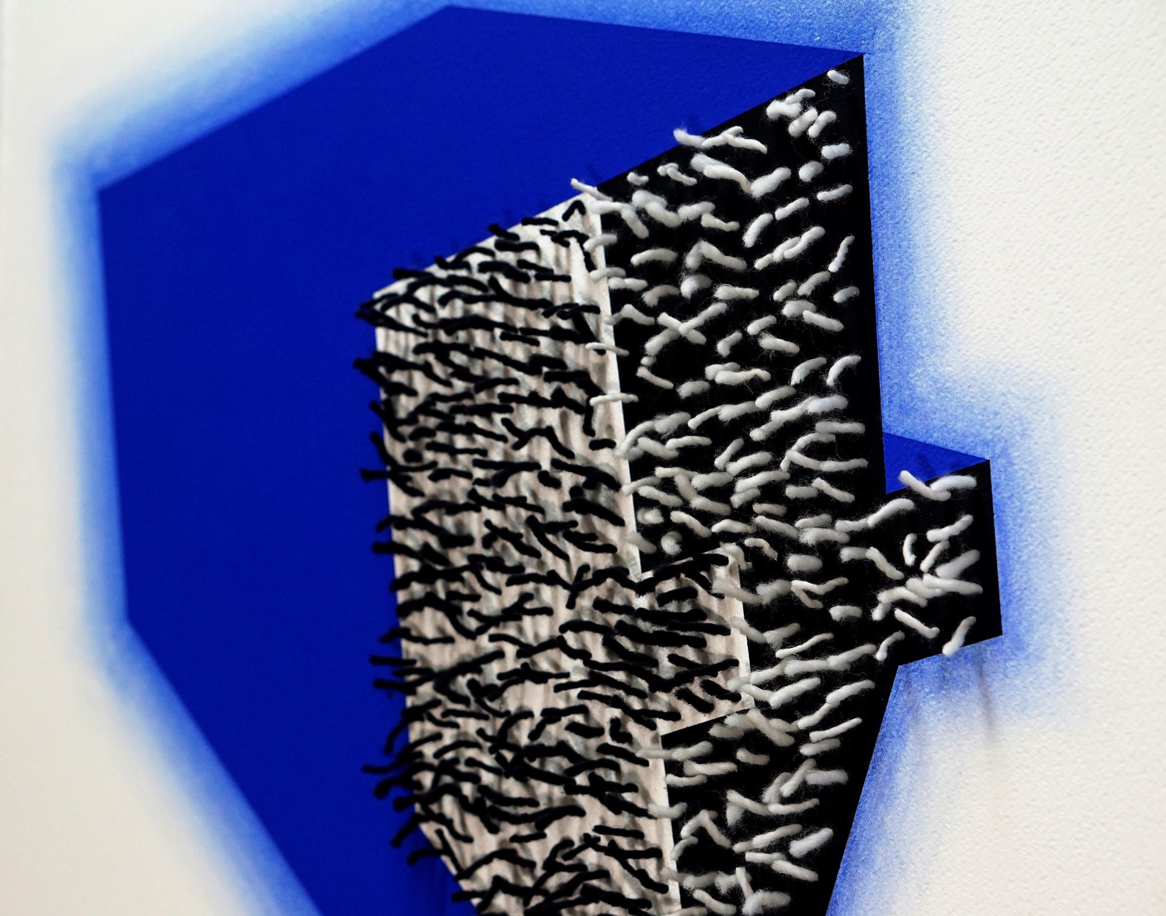 Osi Audu
Testa mascherata 16, 2021
Pastello e filo su carta montato su tela
22 x 30,5 pollici
55.9 x 77.5 cm
OA005

Il lavoro dell'artista nigeriano-americano Osi Audu si concentra sul dualismo tra forma e vuoto, tra tangibile e intangibile.