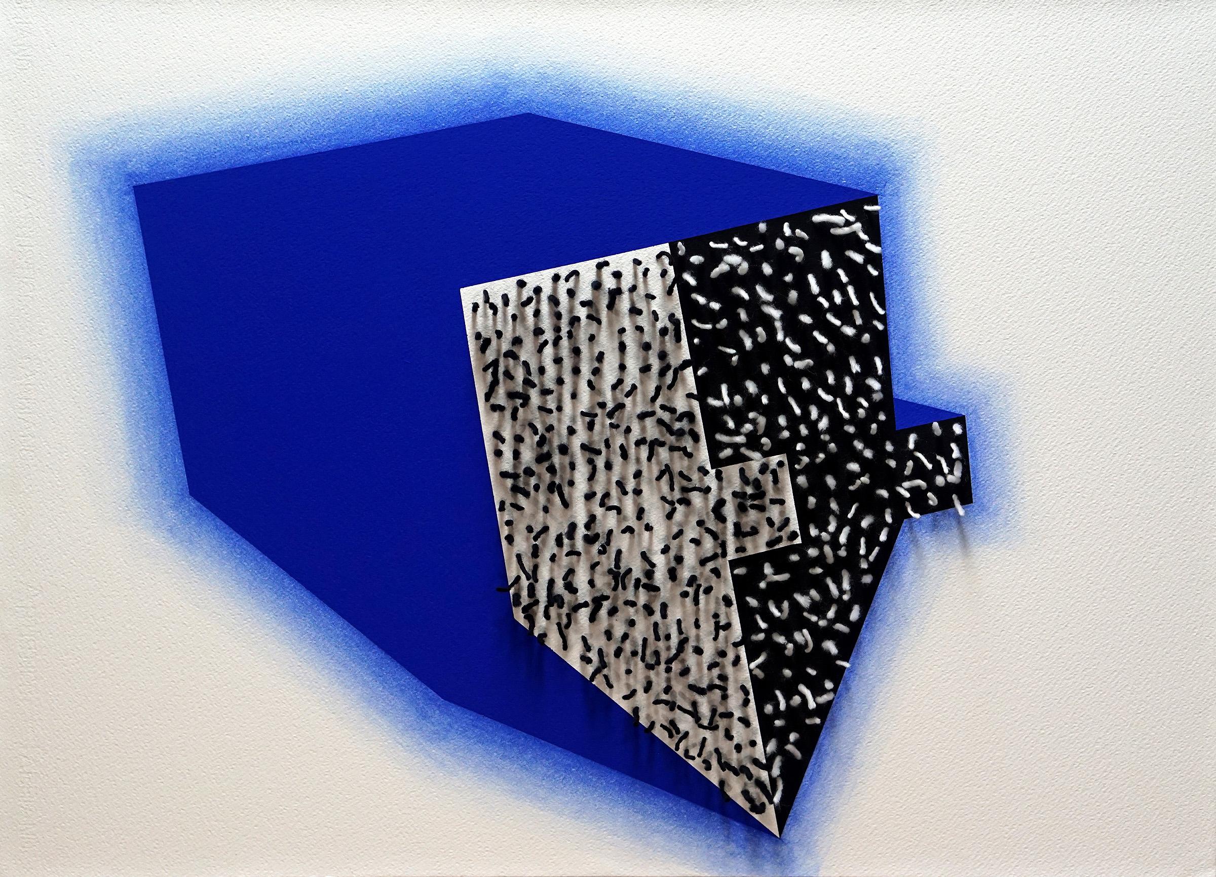 Pastello blu e filato su carta montata su tela, astratto - Mixed Media Art di Osi Audu