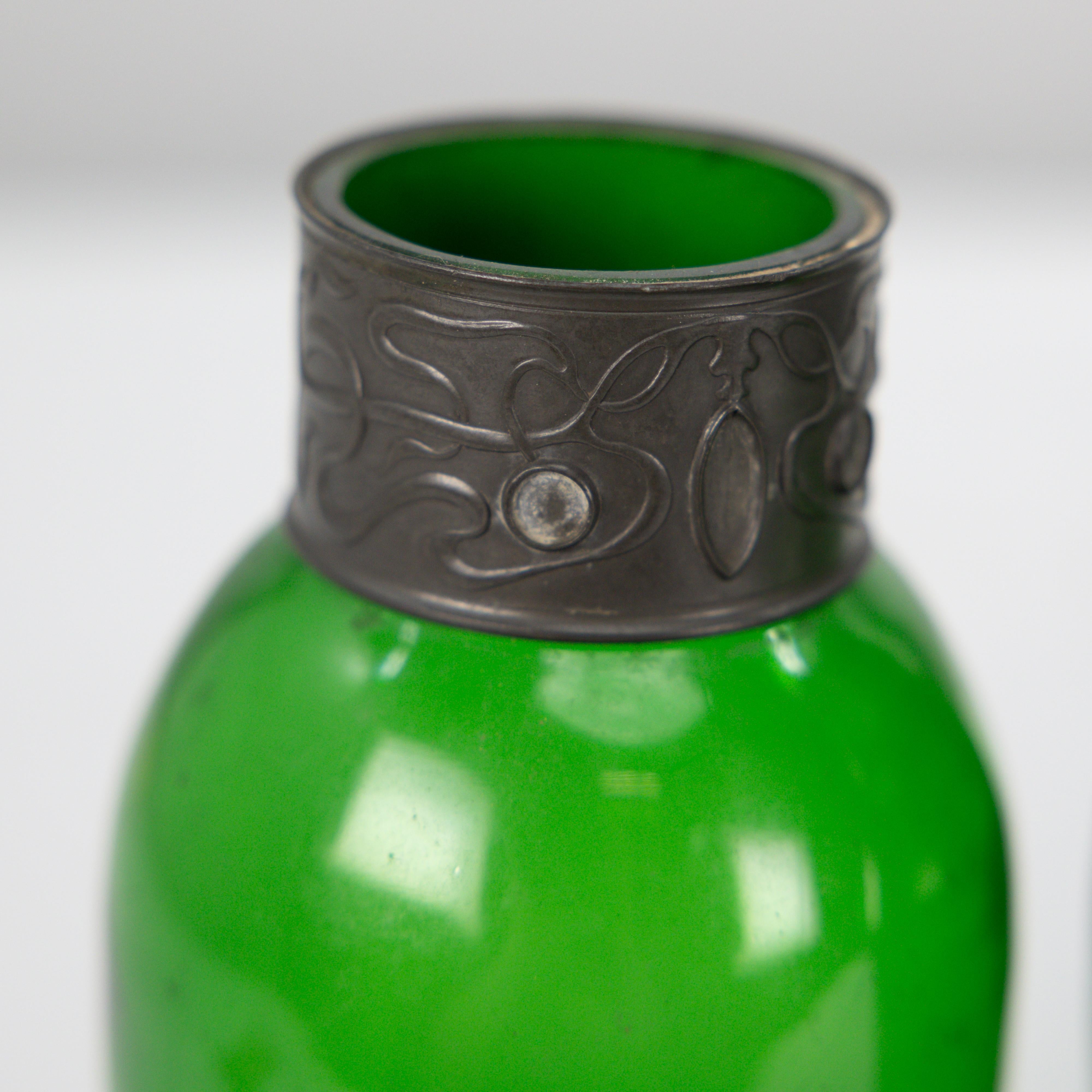 Osiris Pewter. A pair of Art Nouveau pewter & green glass vases with frog decor For Sale 5