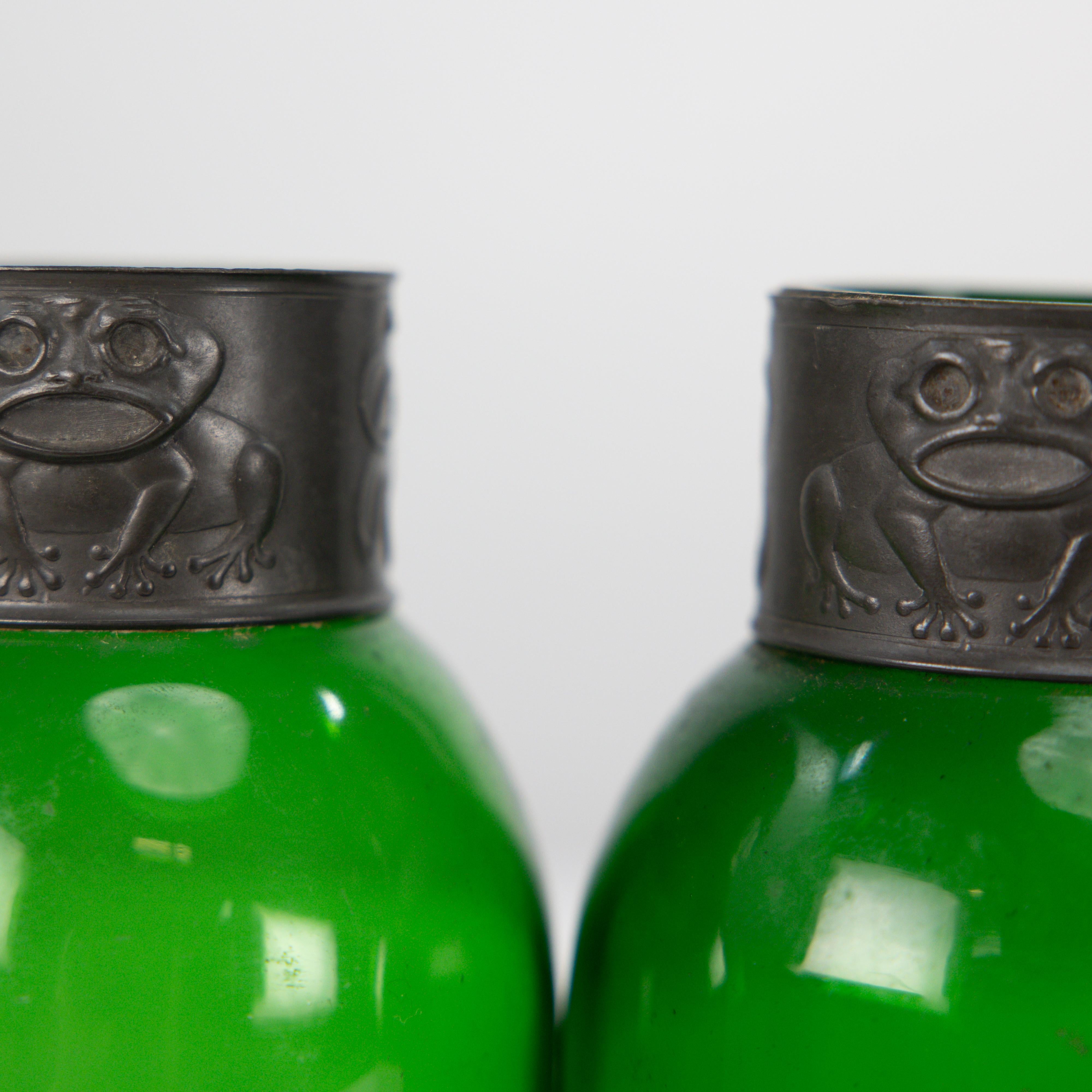 Osiris Pewter. A pair of Art Nouveau pewter & green glass vases with frog decor For Sale 6